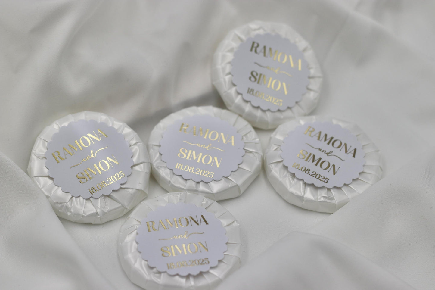 Gastgeschenk Hochzeit (10 Stück) - Mini Seife, frisch duftend, personalisiert mit Namen & Datum. Schrift in gold, silber oder schwarz.