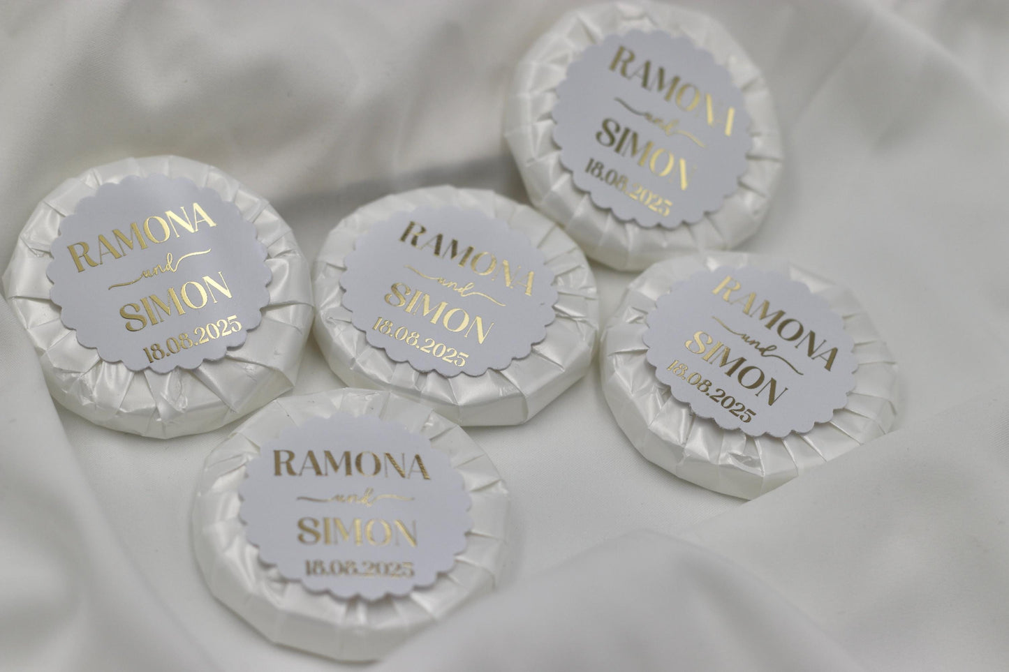 Gastgeschenk Hochzeit (10 Stück) - Mini Seife, frisch duftend, personalisiert mit Namen & Datum. Schrift in gold, silber oder schwarz.