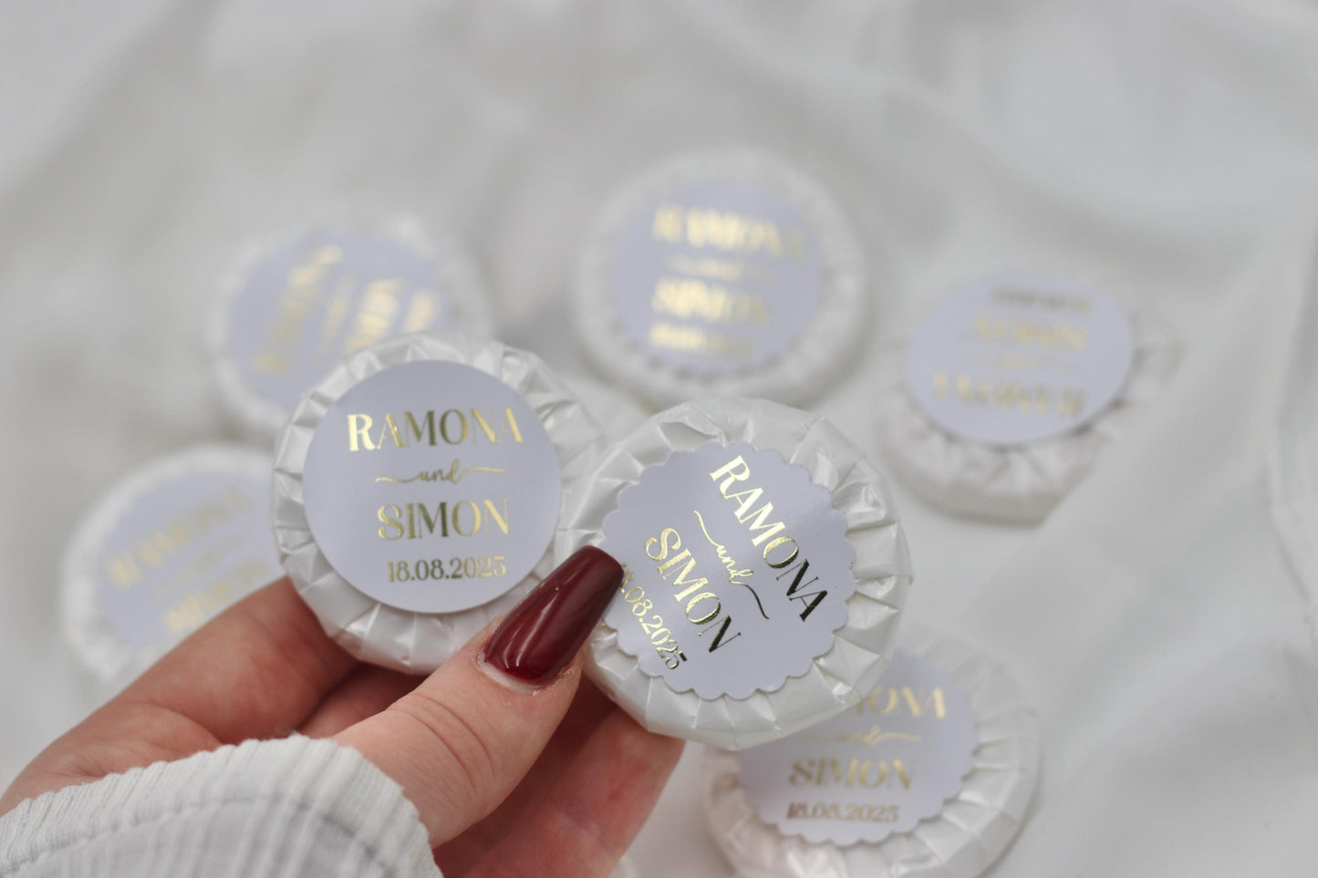 Gastgeschenk Hochzeit (10 Stück) - Mini Seife, frisch duftend, personalisiert mit Namen & Datum. Schrift in gold, silber oder schwarz.