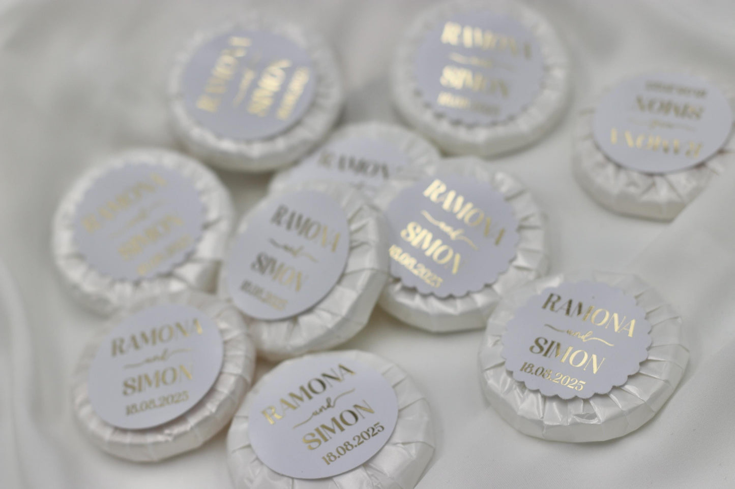 Gastgeschenk Hochzeit (10 Stück) - Mini Seife, frisch duftend, personalisiert mit Namen & Datum. Schrift in gold, silber oder schwarz.