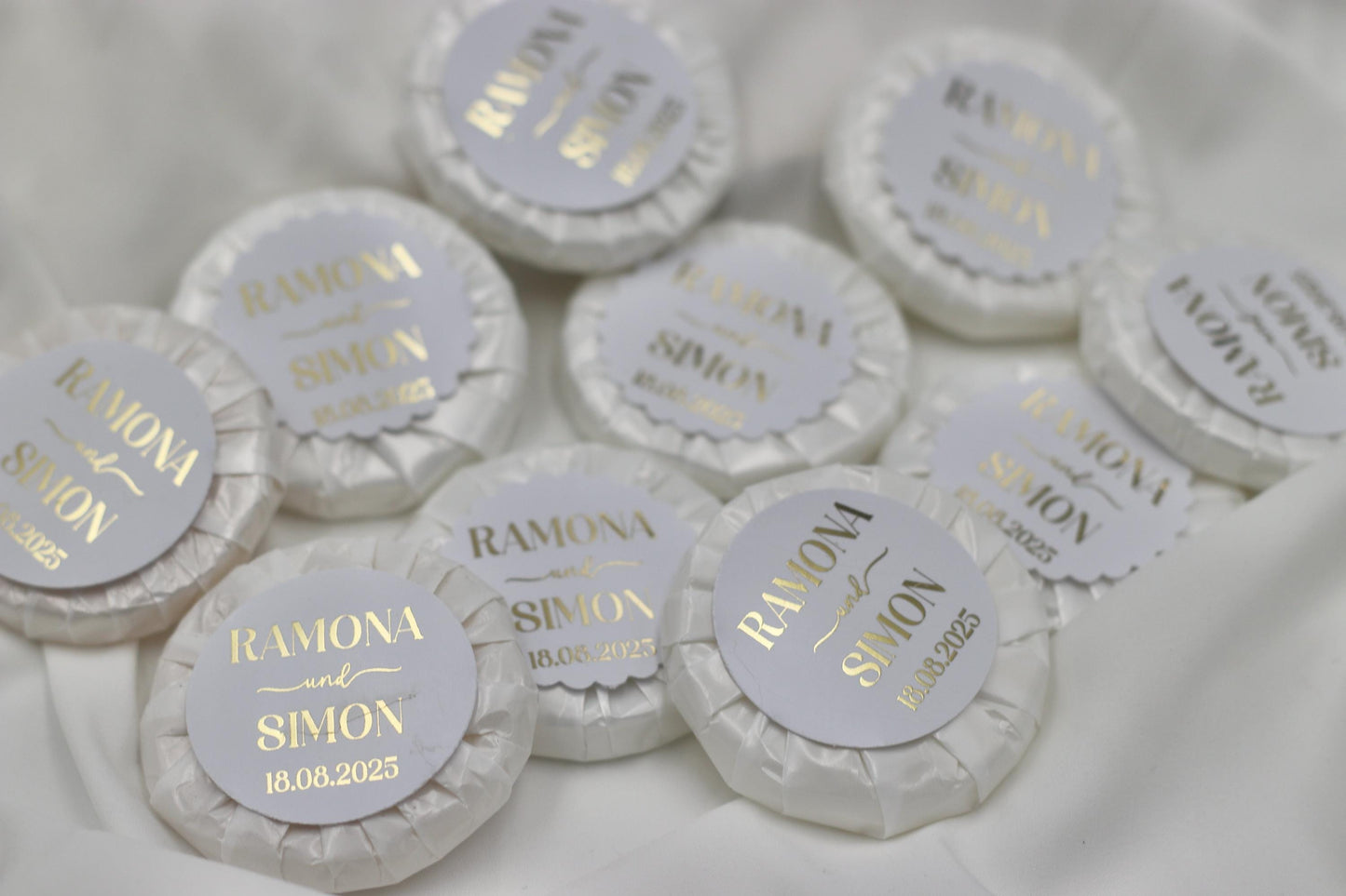 Gastgeschenk Hochzeit (10 Stück) - Mini Seife, frisch duftend, personalisiert mit Namen & Datum. Schrift in gold, silber oder schwarz.