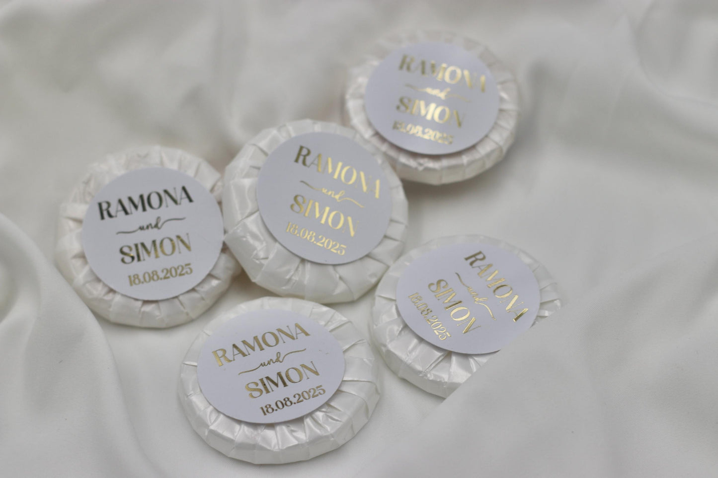 Gastgeschenk Hochzeit (10 Stück) - Mini Seife, frisch duftend, personalisiert mit Namen & Datum. Schrift in gold, silber oder schwarz.