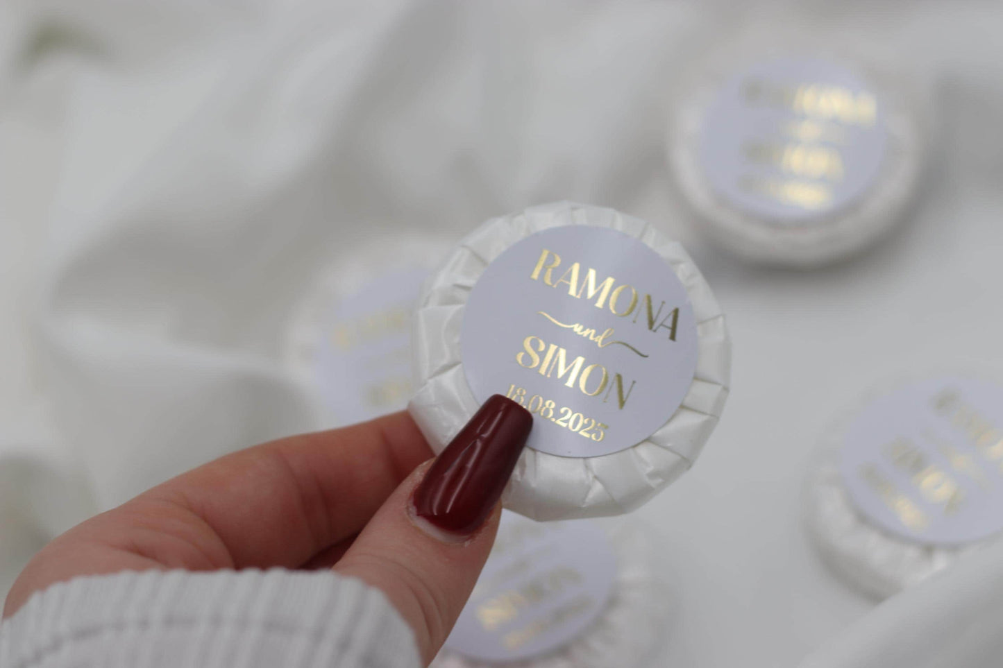Gastgeschenk Hochzeit (10 Stück) - Mini Seife, frisch duftend, personalisiert mit Namen & Datum. Schrift in gold, silber oder schwarz.