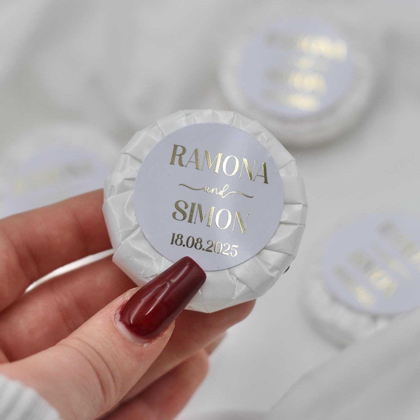 Gastgeschenk Hochzeit (10 Stück) - Mini Seife, frisch duftend, personalisiert mit Namen & Datum. Schrift in gold, silber oder schwarz.