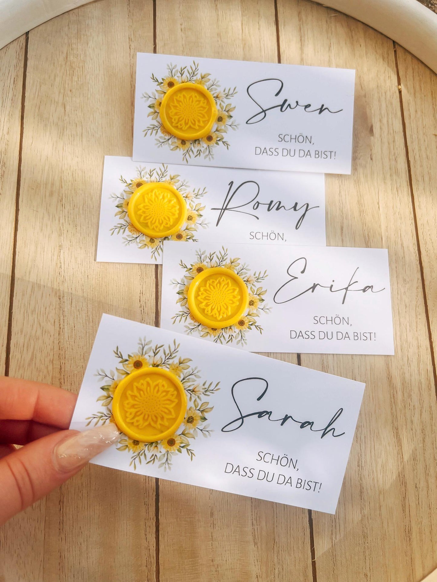 Platzkarte Hochzeit, Namenskarte, gelb, verschiedene Siegel Muster, Personalisiert mit Gästenamen, Wachssiegel, Schön, dass du da bist