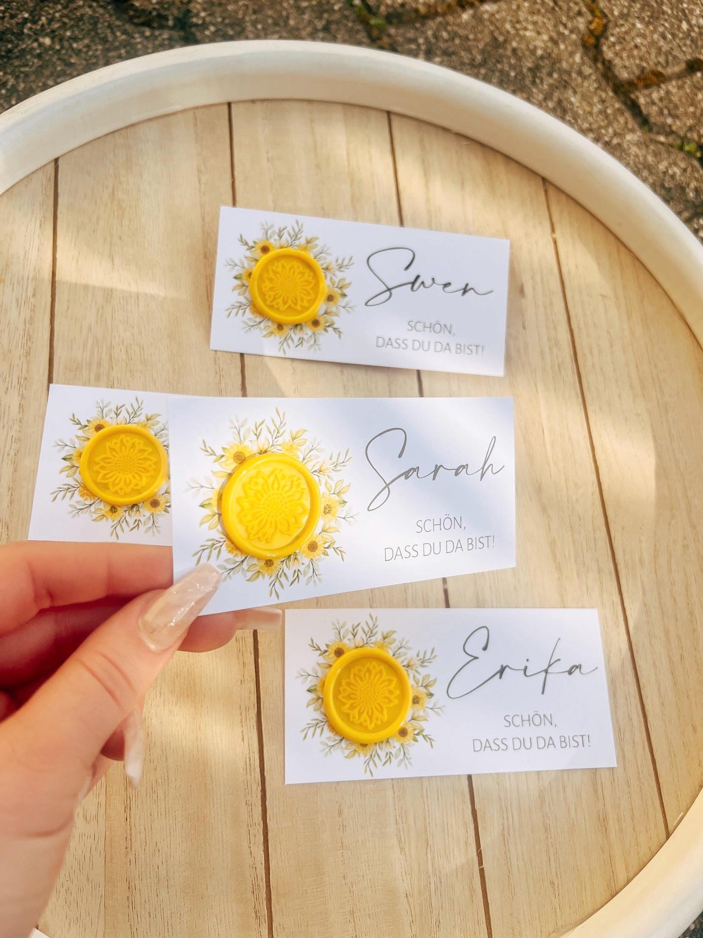 Platzkarte Hochzeit, Namenskarte, gelb, verschiedene Siegel Muster, Personalisiert mit Gästenamen, Wachssiegel, Schön, dass du da bist