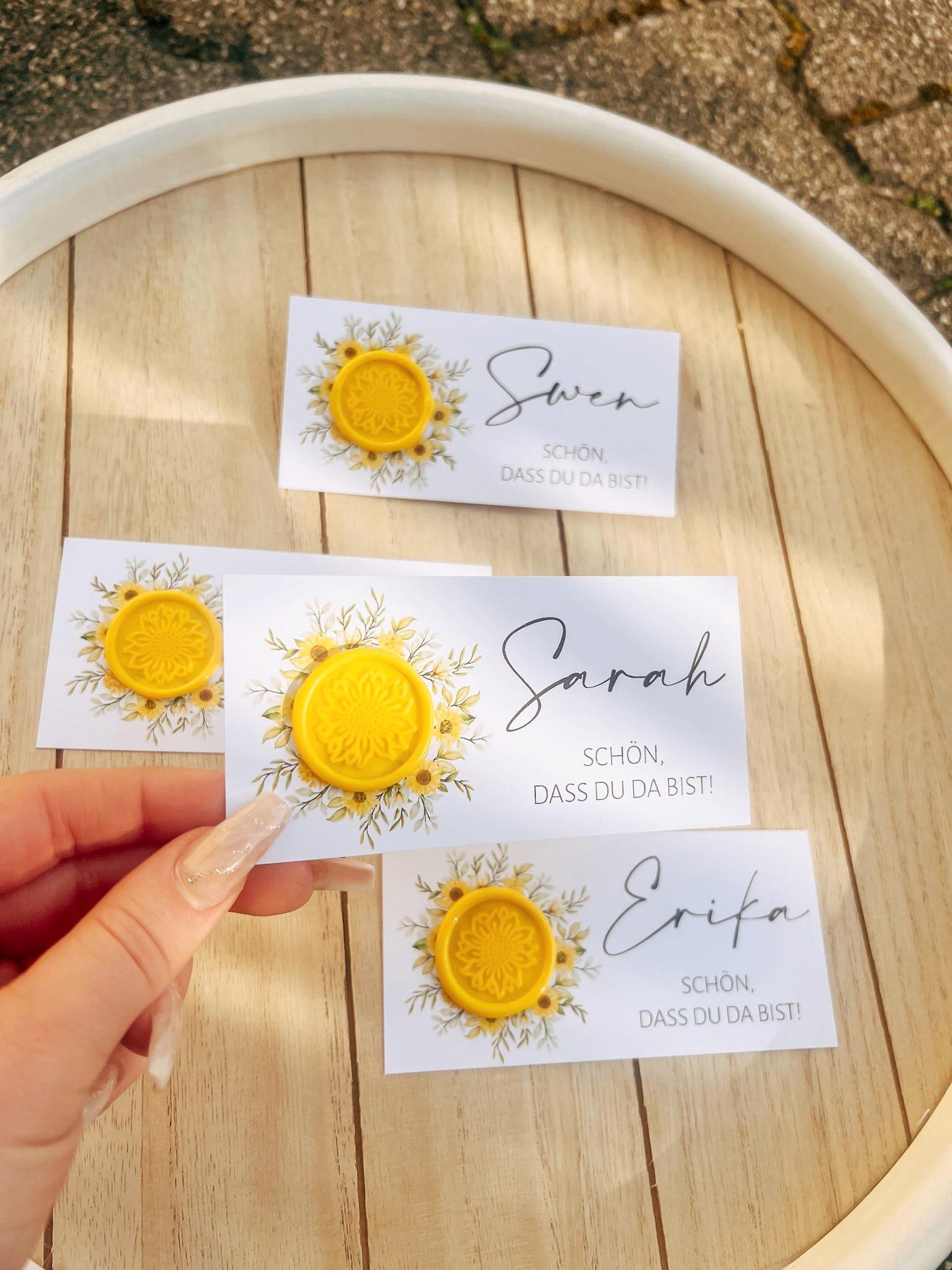 Platzkarte Hochzeit, Namenskarte, gelb, verschiedene Siegel Muster, Personalisiert mit Gästenamen, Wachssiegel, Schön, dass du da bist