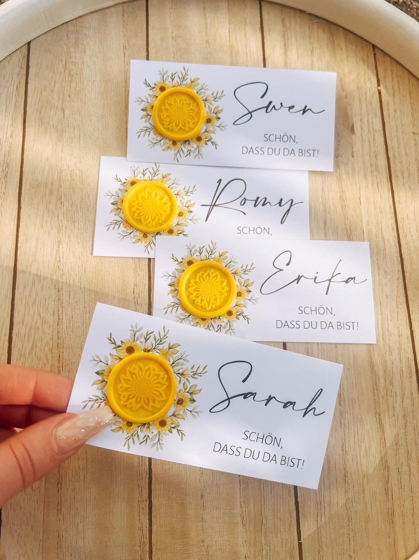 Platzkarte Hochzeit, Namenskarte, gelb, verschiedene Siegel Muster, Personalisiert mit Gästenamen, Wachssiegel, Schön, dass du da bist