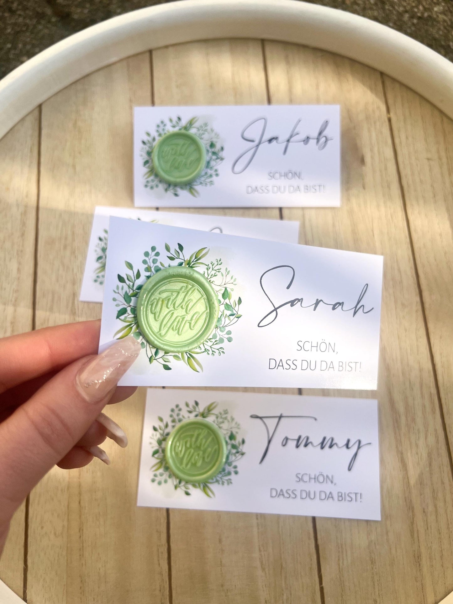 Platzkarte Hochzeit, Namenskarte, grün, verschiedene Siegel Muster, Personalisiert mit Gästenamen, Wachssiegel, Schön, dass du da bist
