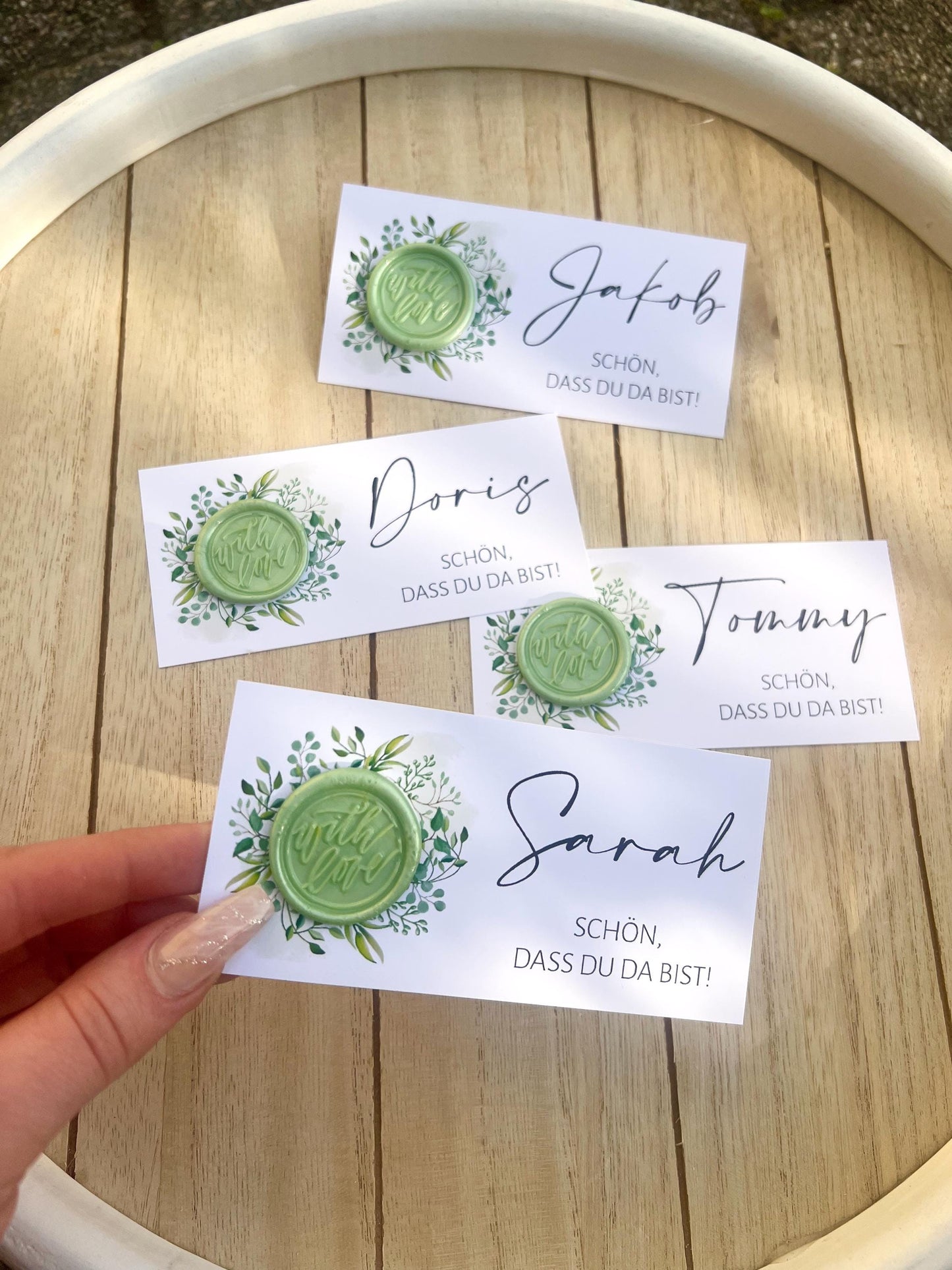 Platzkarte Hochzeit, Namenskarte, grün, verschiedene Siegel Muster, Personalisiert mit Gästenamen, Wachssiegel, Schön, dass du da bist