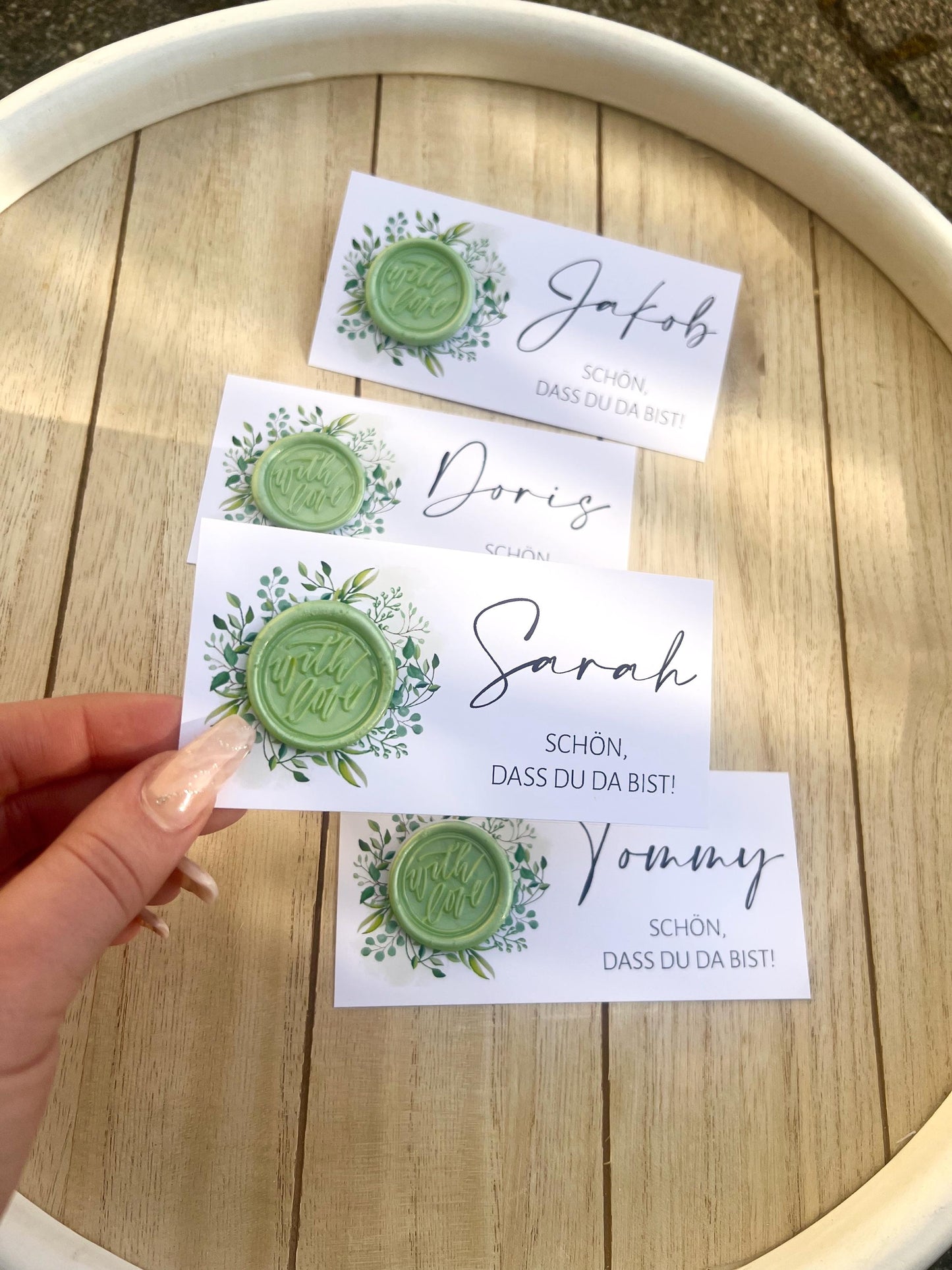 Platzkarte Hochzeit, Namenskarte, grün, verschiedene Siegel Muster, Personalisiert mit Gästenamen, Wachssiegel, Schön, dass du da bist