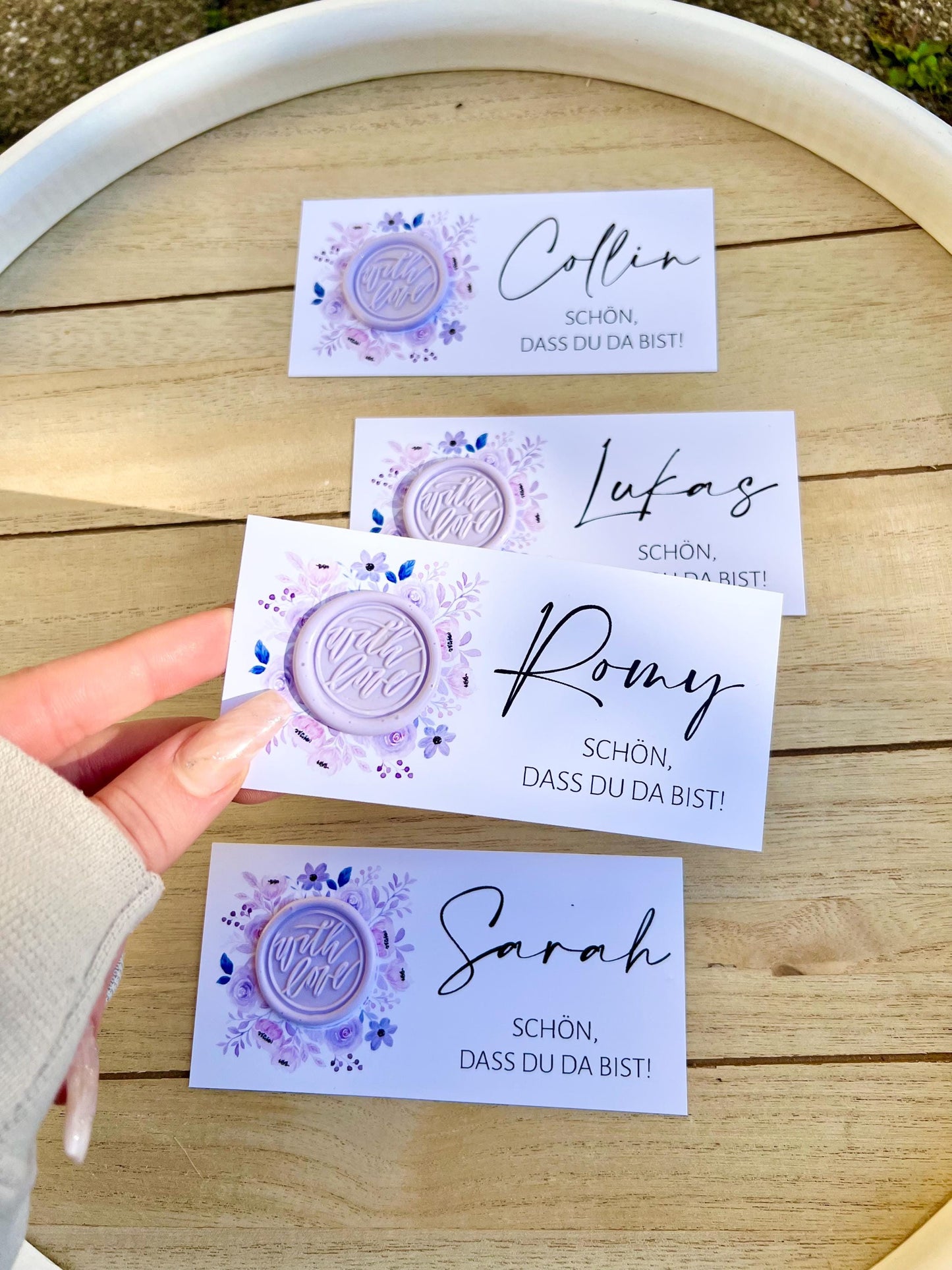Platzkarte Hochzeit, Namenskarte, lila, verschiedene Siegel Muster, Personalisiert mit Gästenamen, Wachssiegel, Schön, dass du da bist