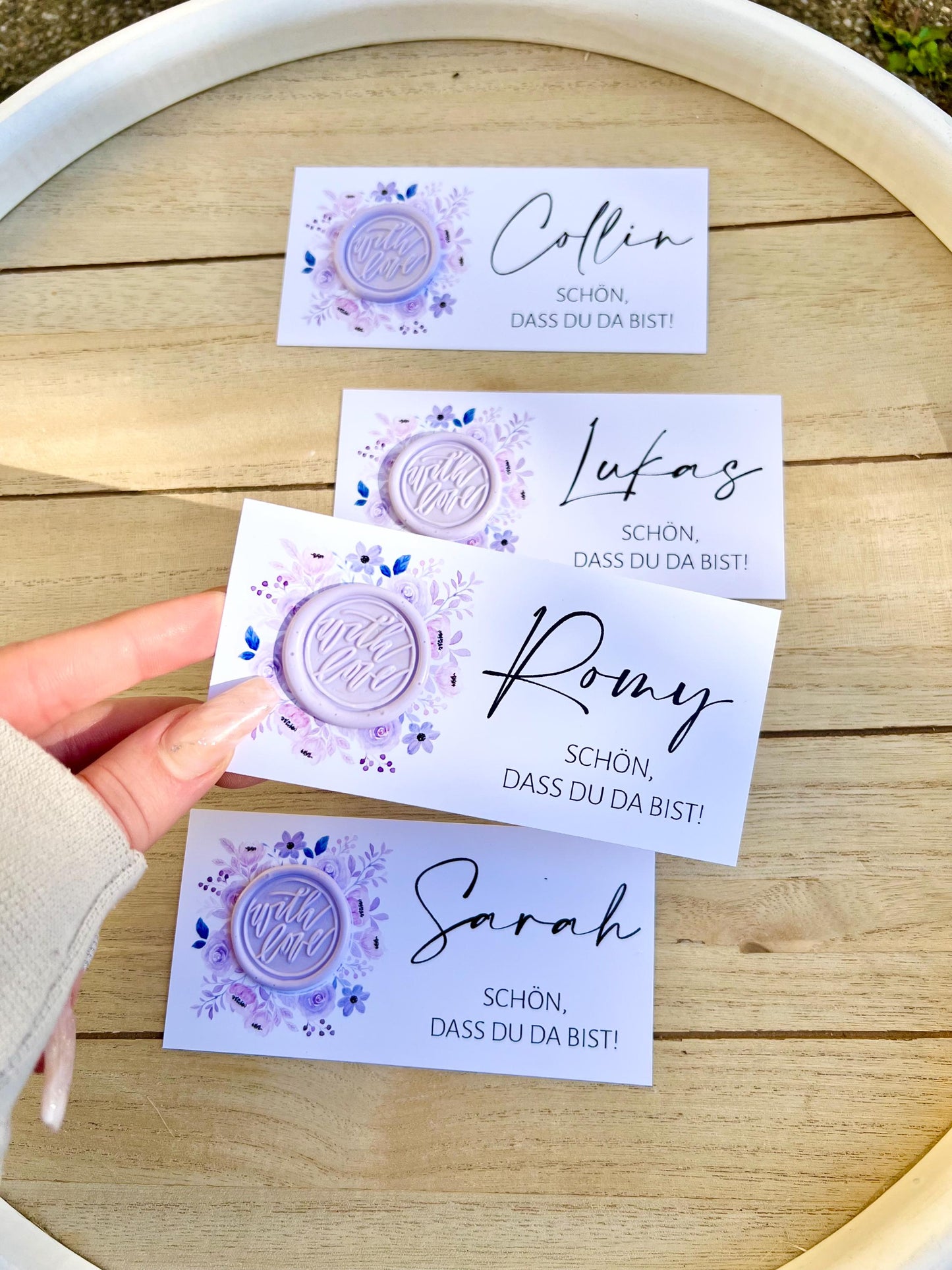 Platzkarte Hochzeit, Namenskarte, lila, verschiedene Siegel Muster, Personalisiert mit Gästenamen, Wachssiegel, Schön, dass du da bist