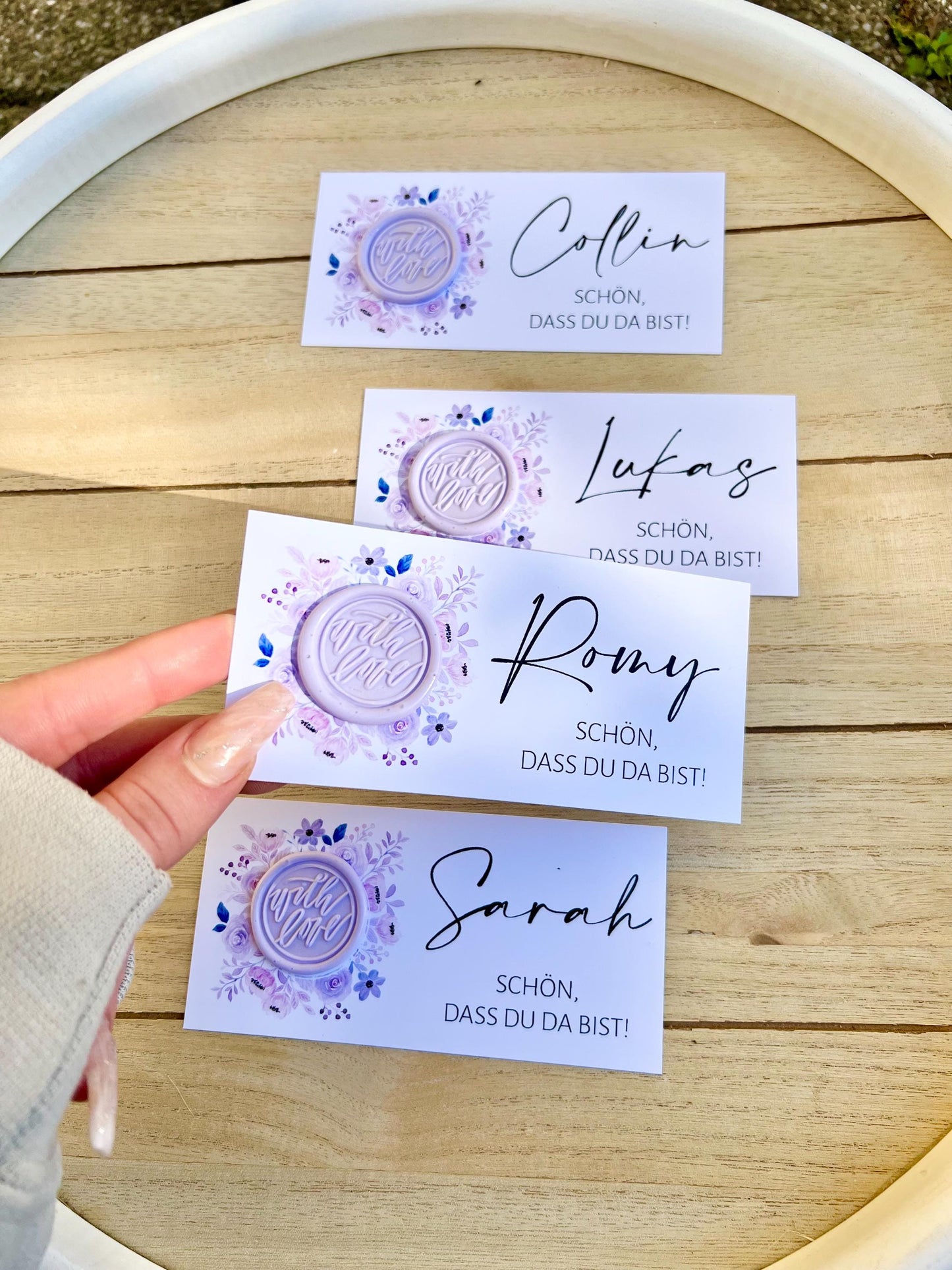 Platzkarte Hochzeit, Namenskarte, lila, verschiedene Siegel Muster, Personalisiert mit Gästenamen, Wachssiegel, Schön, dass du da bist