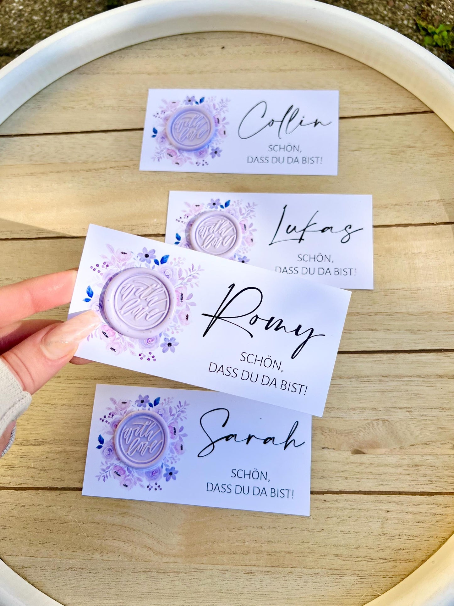 Platzkarte Hochzeit, Namenskarte, lila, verschiedene Siegel Muster, Personalisiert mit Gästenamen, Wachssiegel, Schön, dass du da bist