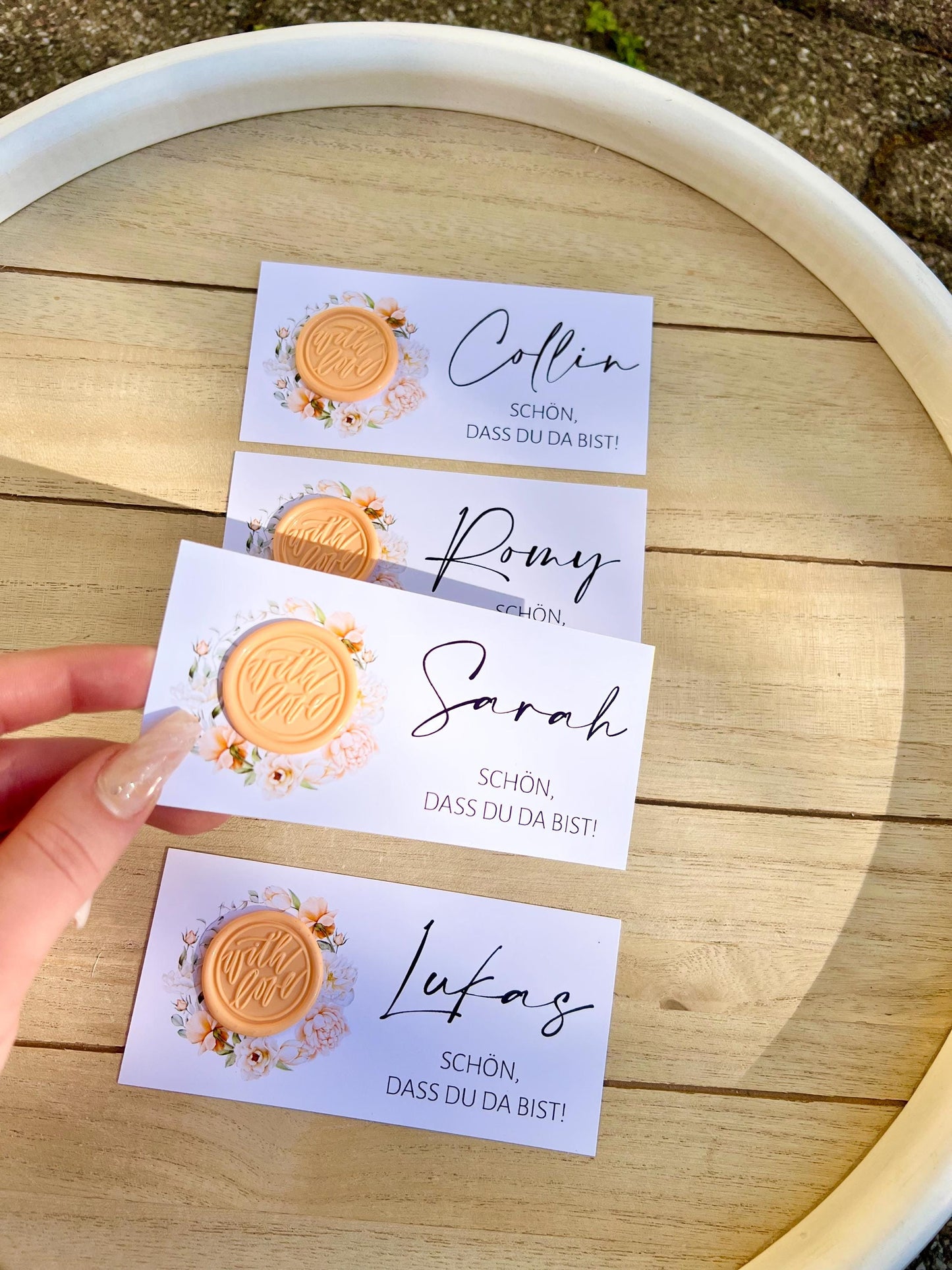 Platzkarte Hochzeit, Namenskarte, apricot, verschiedene Siegel Muster, Personalisiert mit Gästenamen, Wachssiegel, Schön, dass du da bist