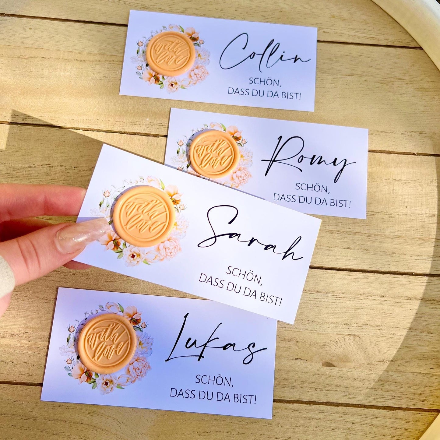 Platzkarte Hochzeit, Namenskarte, apricot, verschiedene Siegel Muster, Personalisiert mit Gästenamen, Wachssiegel, Schön, dass du da bist