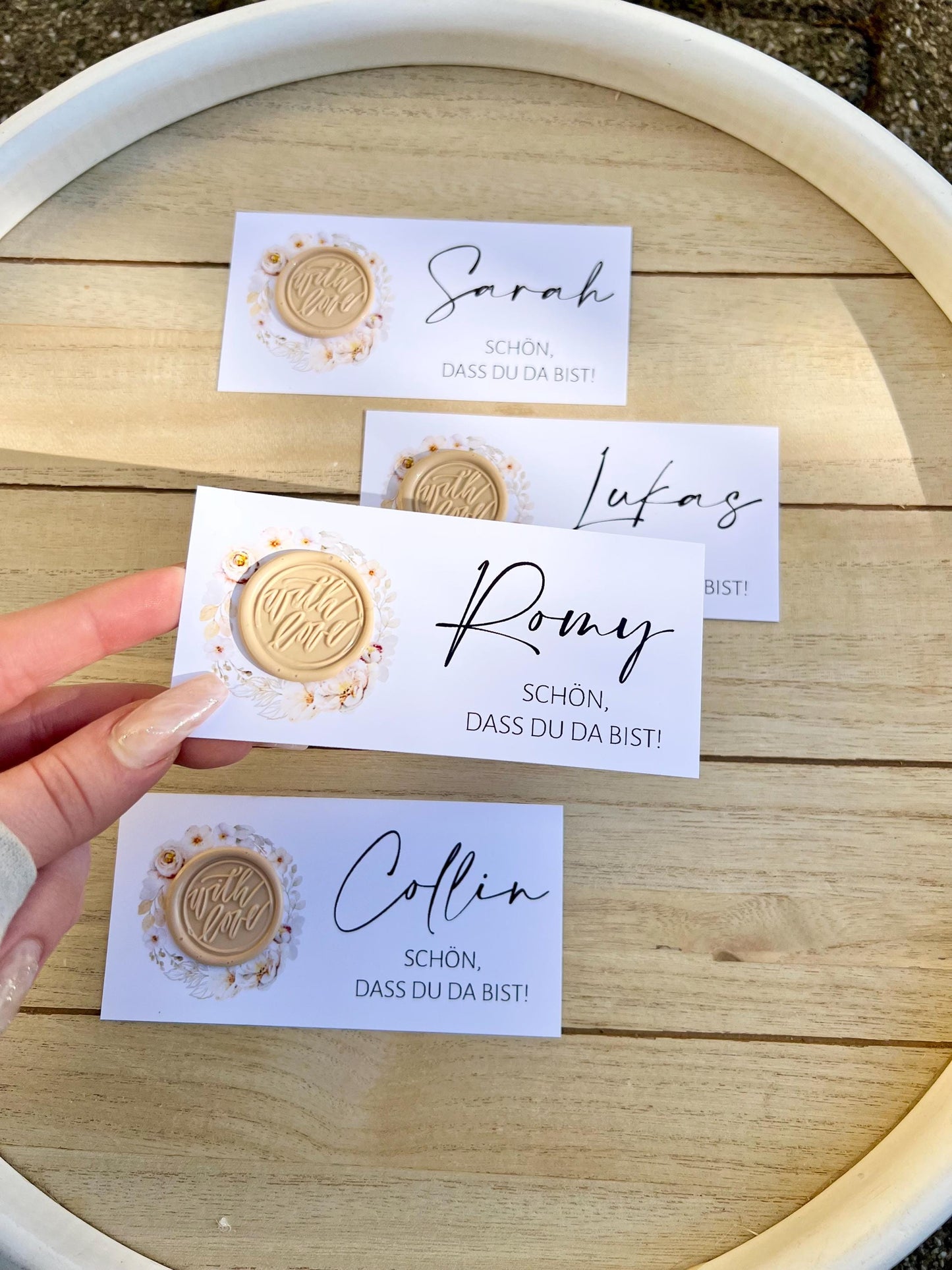 Platzkarte Hochzeit, Namenskarte, beige, verschiedene Siegel Muster, Personalisiert mit Gästenamen, Wachssiegel, Schön, dass du da bist