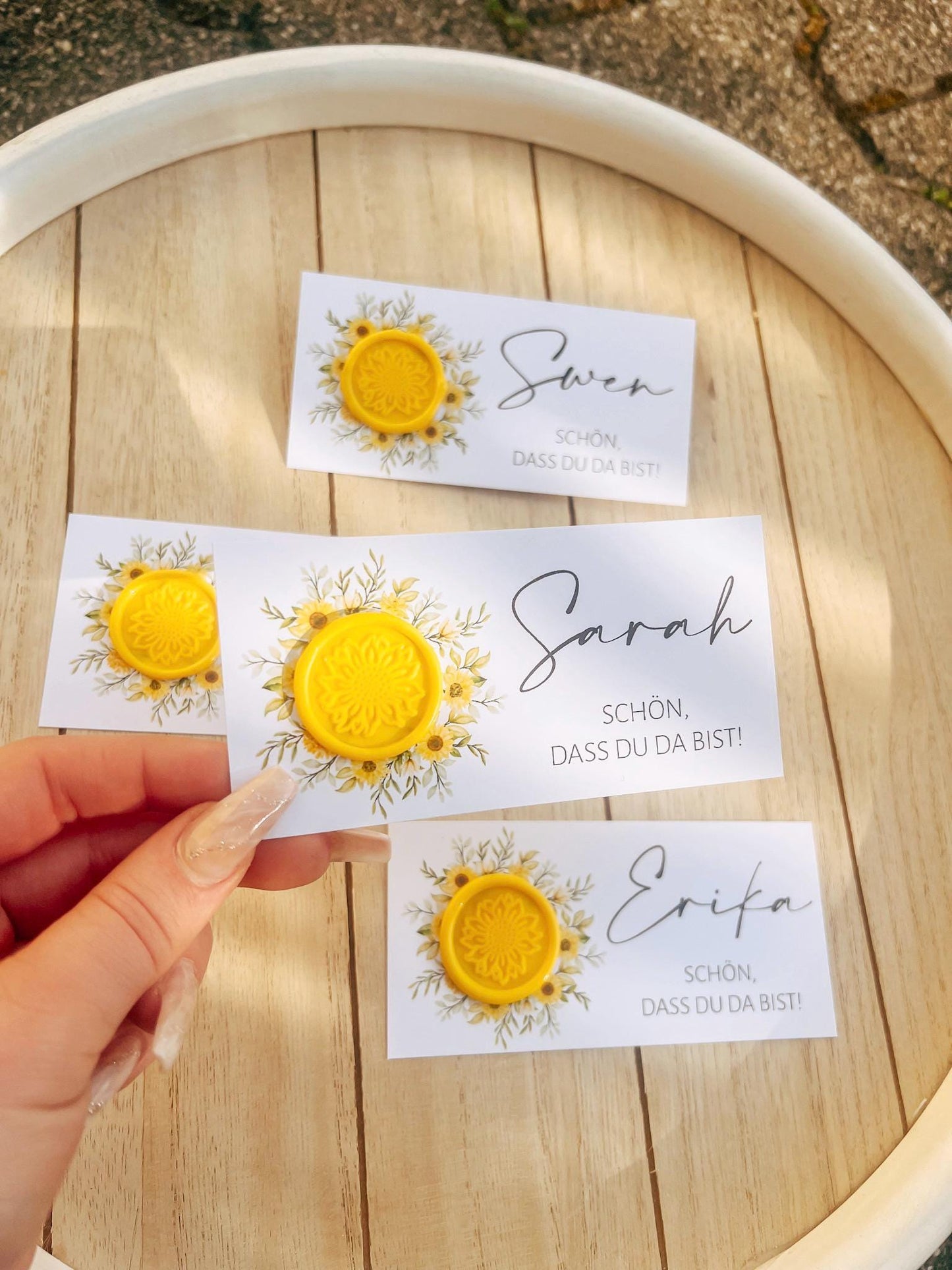 Platzkarte Hochzeit, Namenskarte, gelb, verschiedene Siegel Muster, Personalisiert mit Gästenamen, Wachssiegel, Schön, dass du da bist