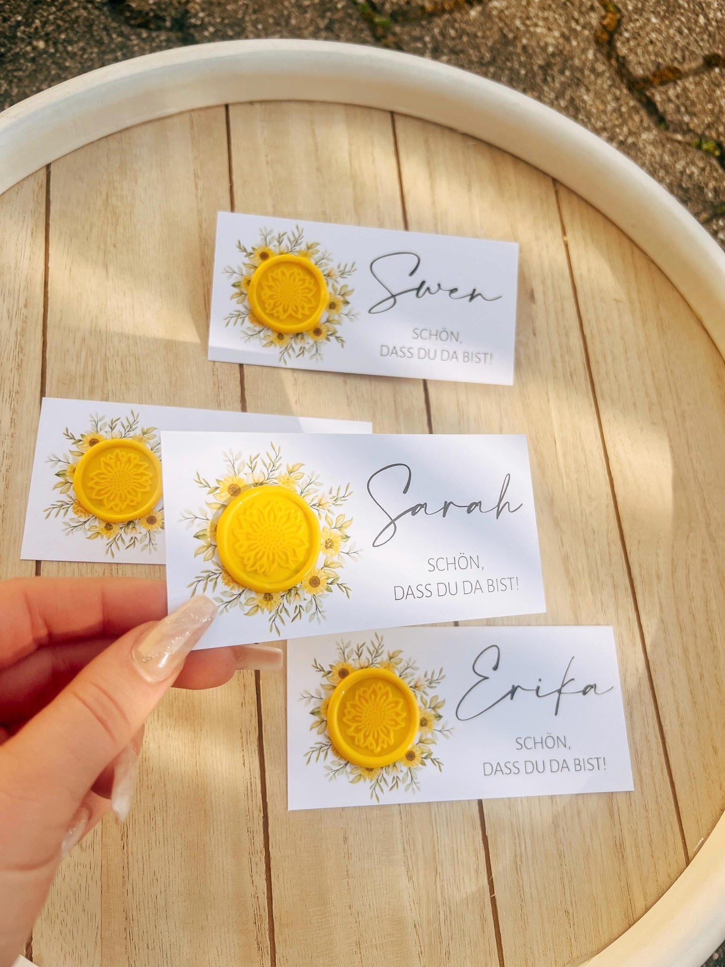 Platzkarte Hochzeit, Namenskarte, gelb, verschiedene Siegel Muster, Personalisiert mit Gästenamen, Wachssiegel, Schön, dass du da bist