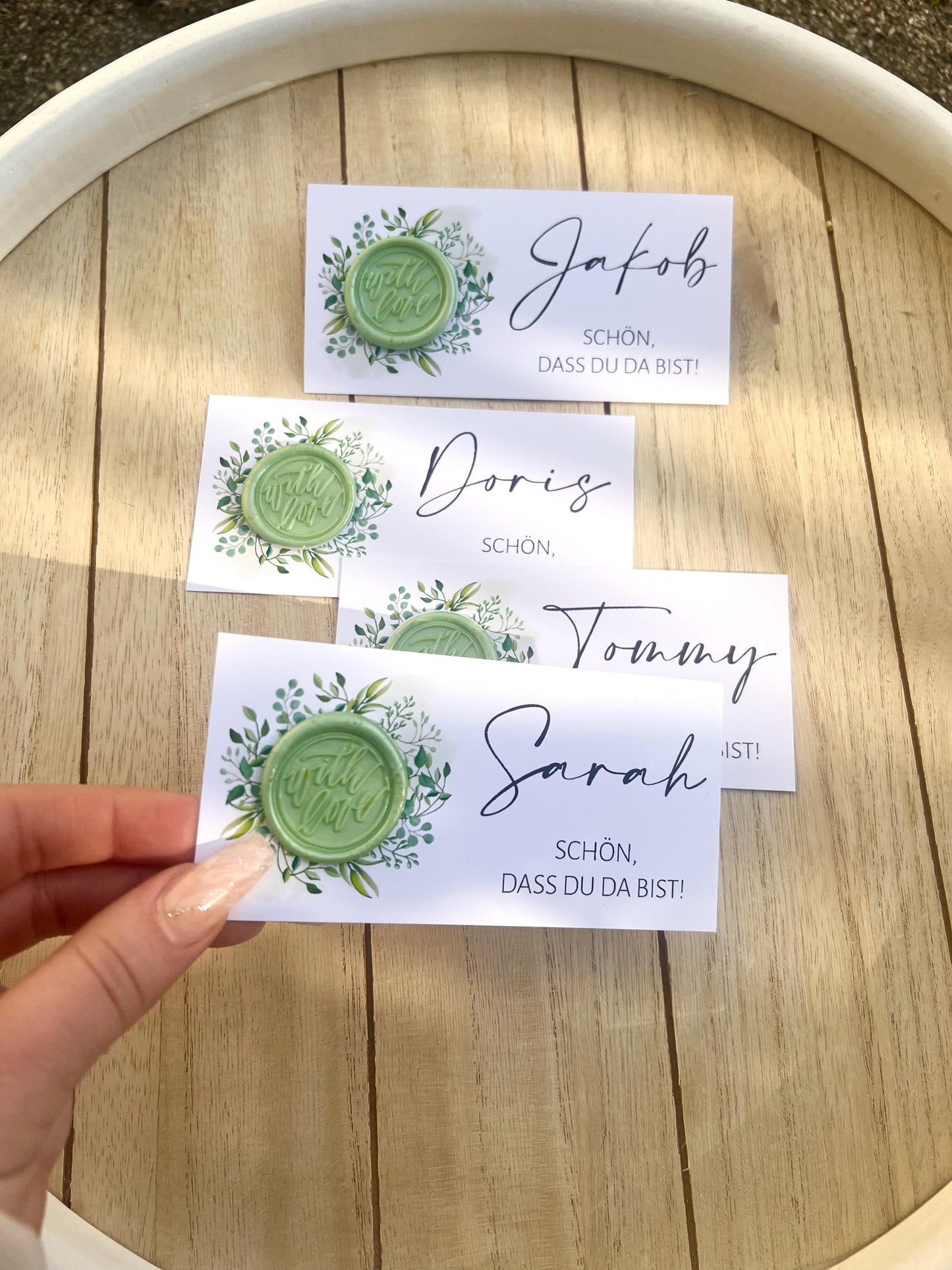 Platzkarte Hochzeit, Namenskarte, grün, verschiedene Siegel Muster, Personalisiert mit Gästenamen, Wachssiegel, Schön, dass du da bist