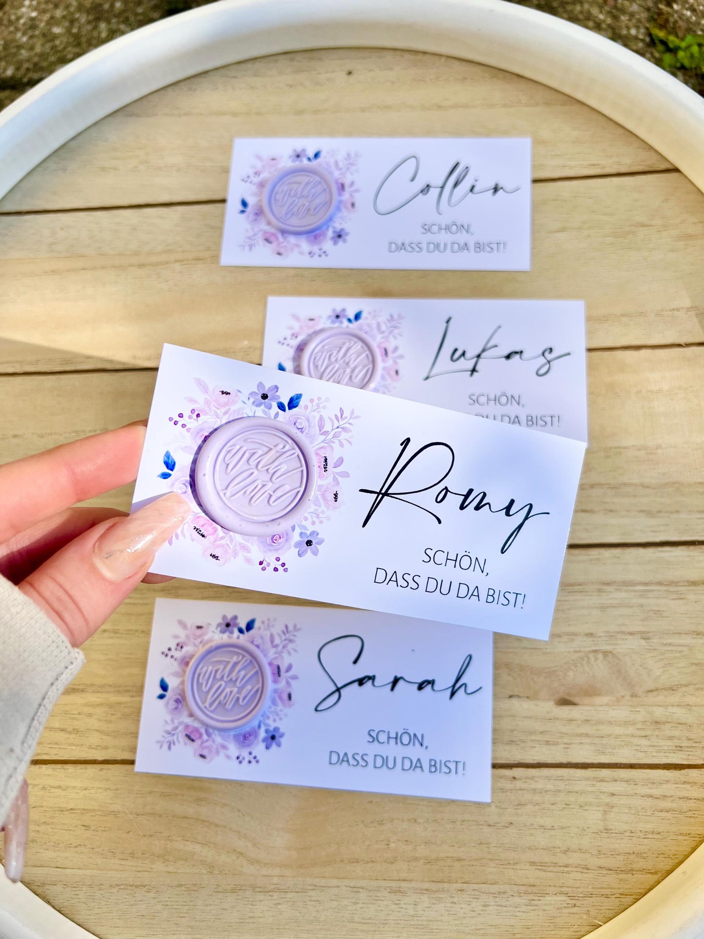 Platzkarte Hochzeit, Namenskarte, lila, verschiedene Siegel Muster, Personalisiert mit Gästenamen, Wachssiegel, Schön, dass du da bist