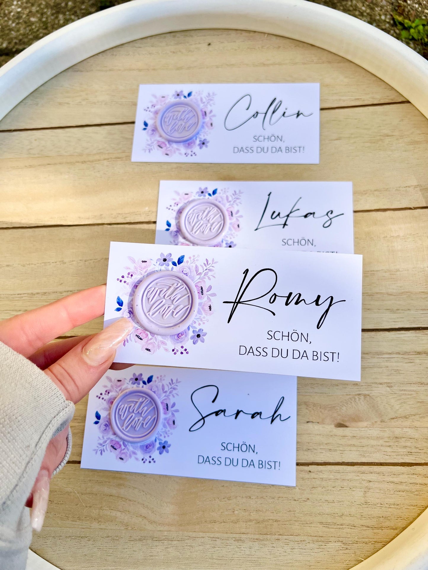 Platzkarte Hochzeit, Namenskarte, lila, verschiedene Siegel Muster, Personalisiert mit Gästenamen, Wachssiegel, Schön, dass du da bist
