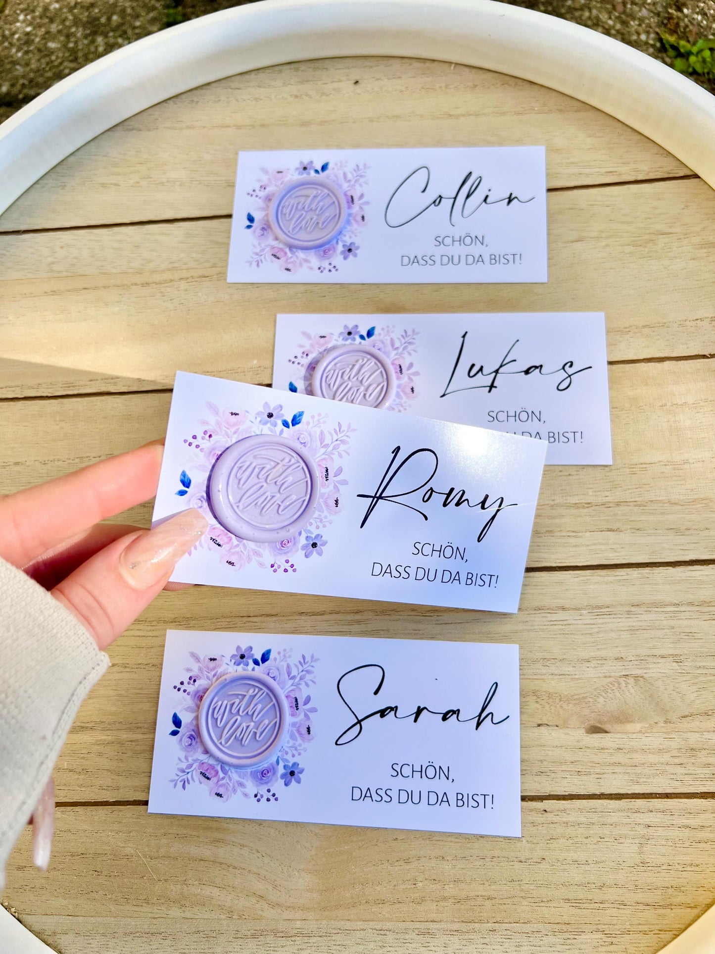 Platzkarte Hochzeit, Namenskarte, lila, verschiedene Siegel Muster, Personalisiert mit Gästenamen, Wachssiegel, Schön, dass du da bist