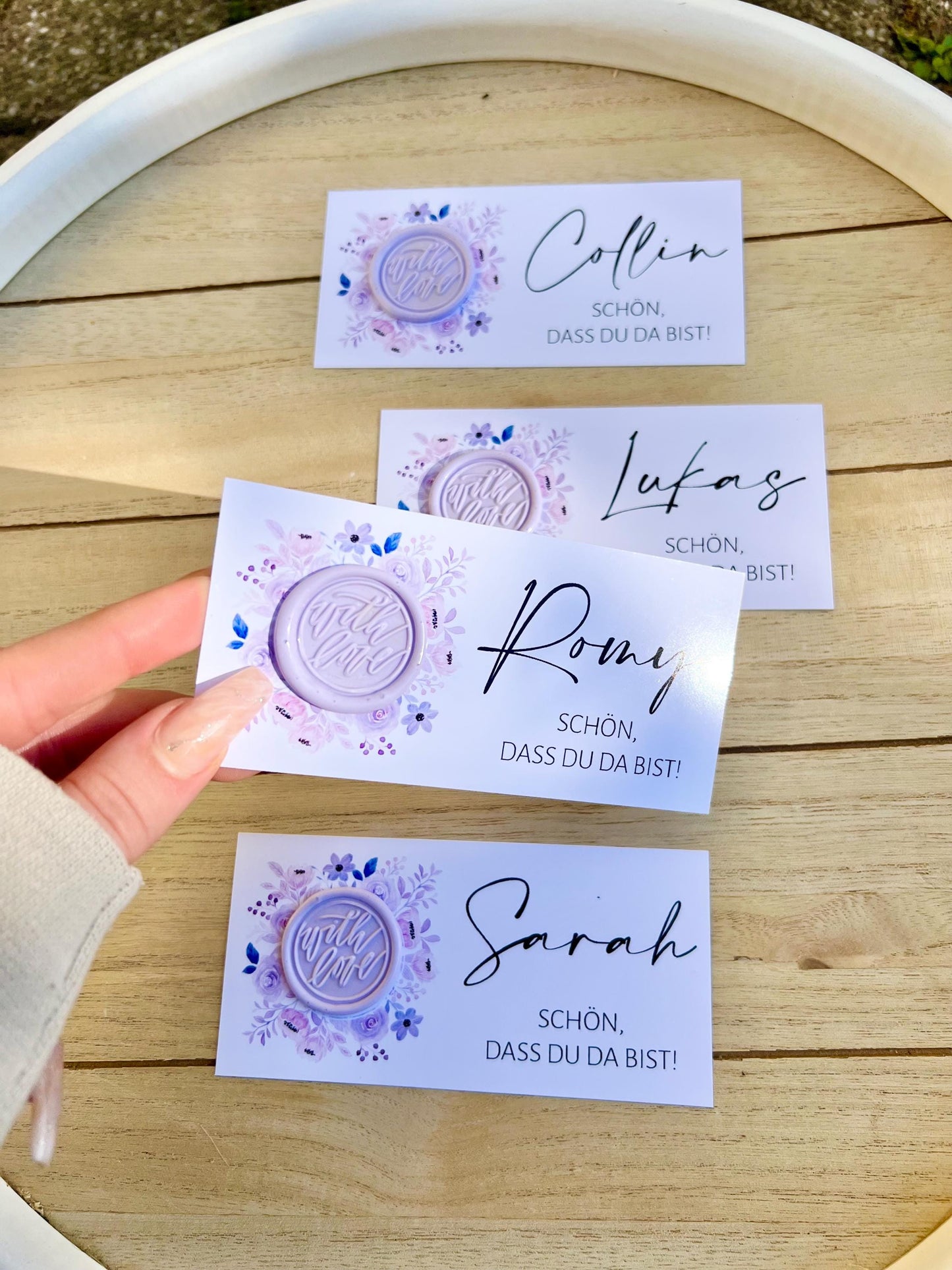 Platzkarte Hochzeit, Namenskarte, lila, verschiedene Siegel Muster, Personalisiert mit Gästenamen, Wachssiegel, Schön, dass du da bist
