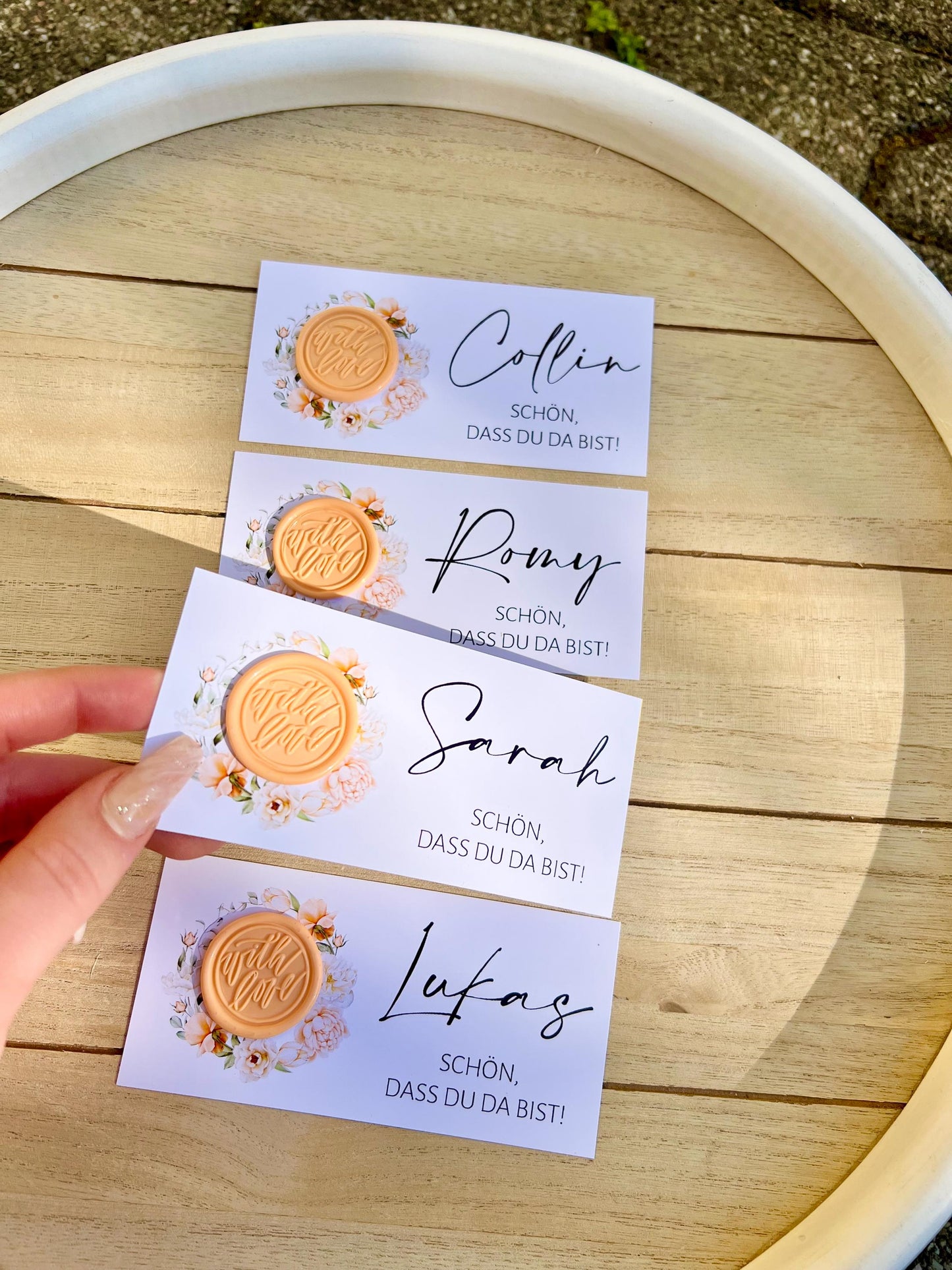 Platzkarte Hochzeit, Namenskarte, apricot, verschiedene Siegel Muster, Personalisiert mit Gästenamen, Wachssiegel, Schön, dass du da bist