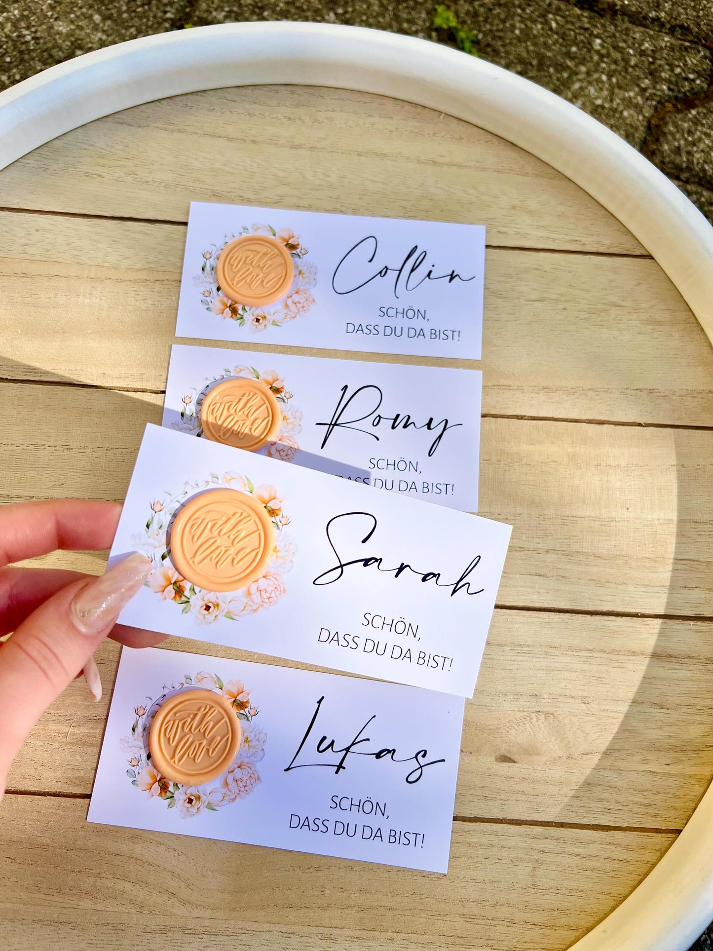 Platzkarte Hochzeit, Namenskarte, apricot, verschiedene Siegel Muster, Personalisiert mit Gästenamen, Wachssiegel, Schön, dass du da bist