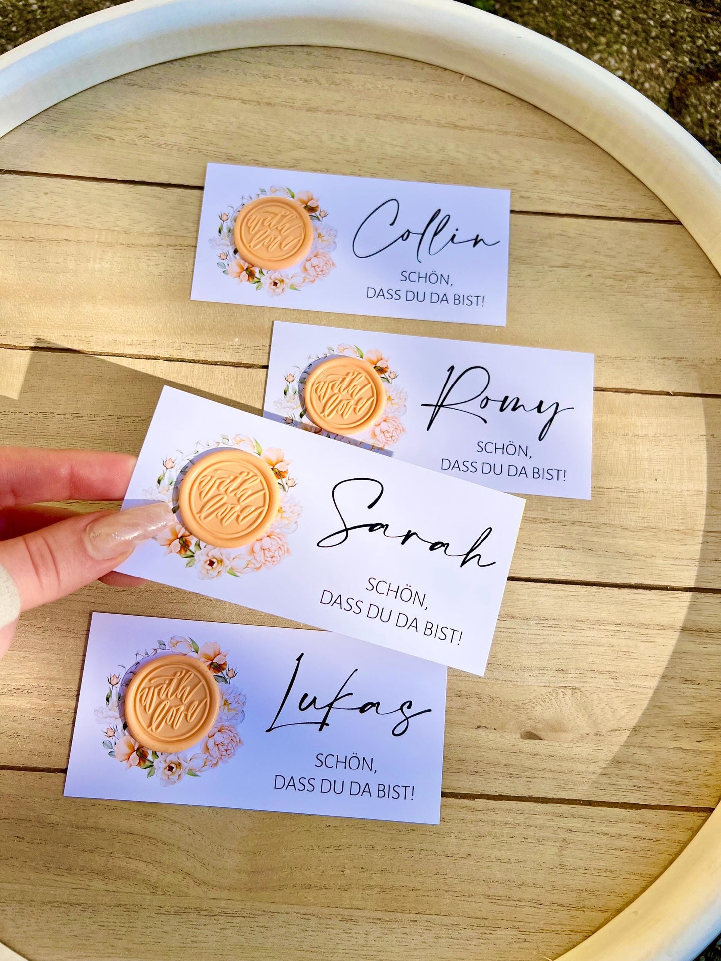 Platzkarte Hochzeit, Namenskarte, apricot, verschiedene Siegel Muster, Personalisiert mit Gästenamen, Wachssiegel, Schön, dass du da bist