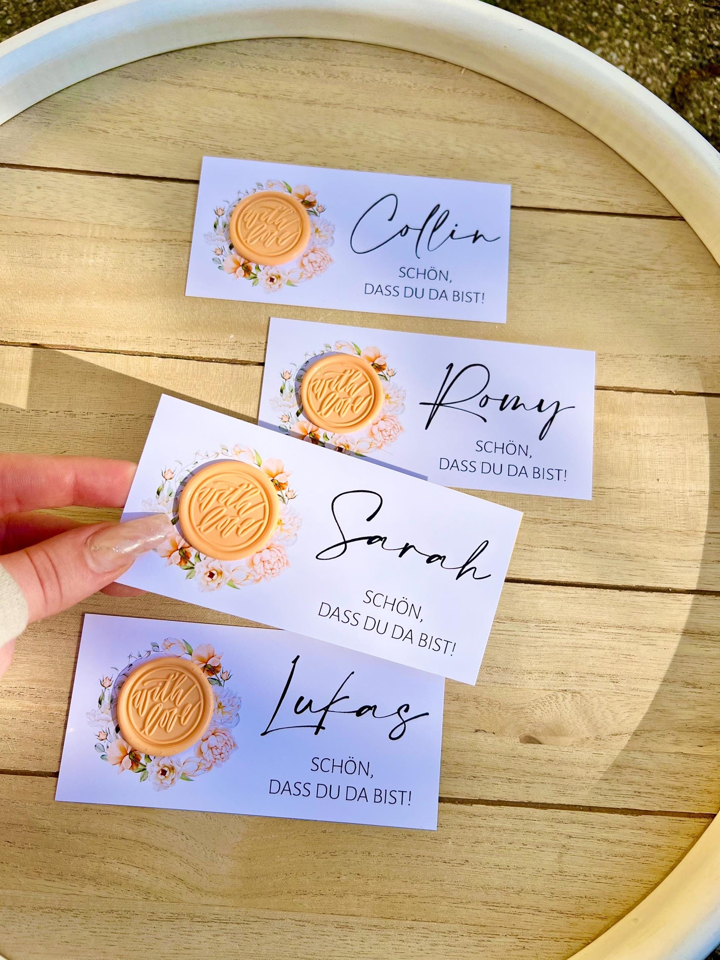 Platzkarte Hochzeit, Namenskarte, apricot, verschiedene Siegel Muster, Personalisiert mit Gästenamen, Wachssiegel, Schön, dass du da bist