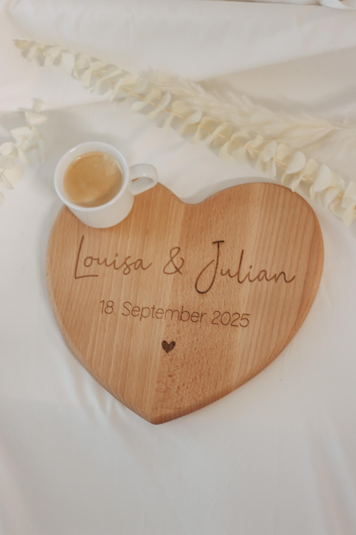 Personalisiertes Herzbrett aus Buchenholz – Hochzeitsgeschenk mit Gravur – Namen & Datum – Geschenk zur Hochzeit oder Jahrestag