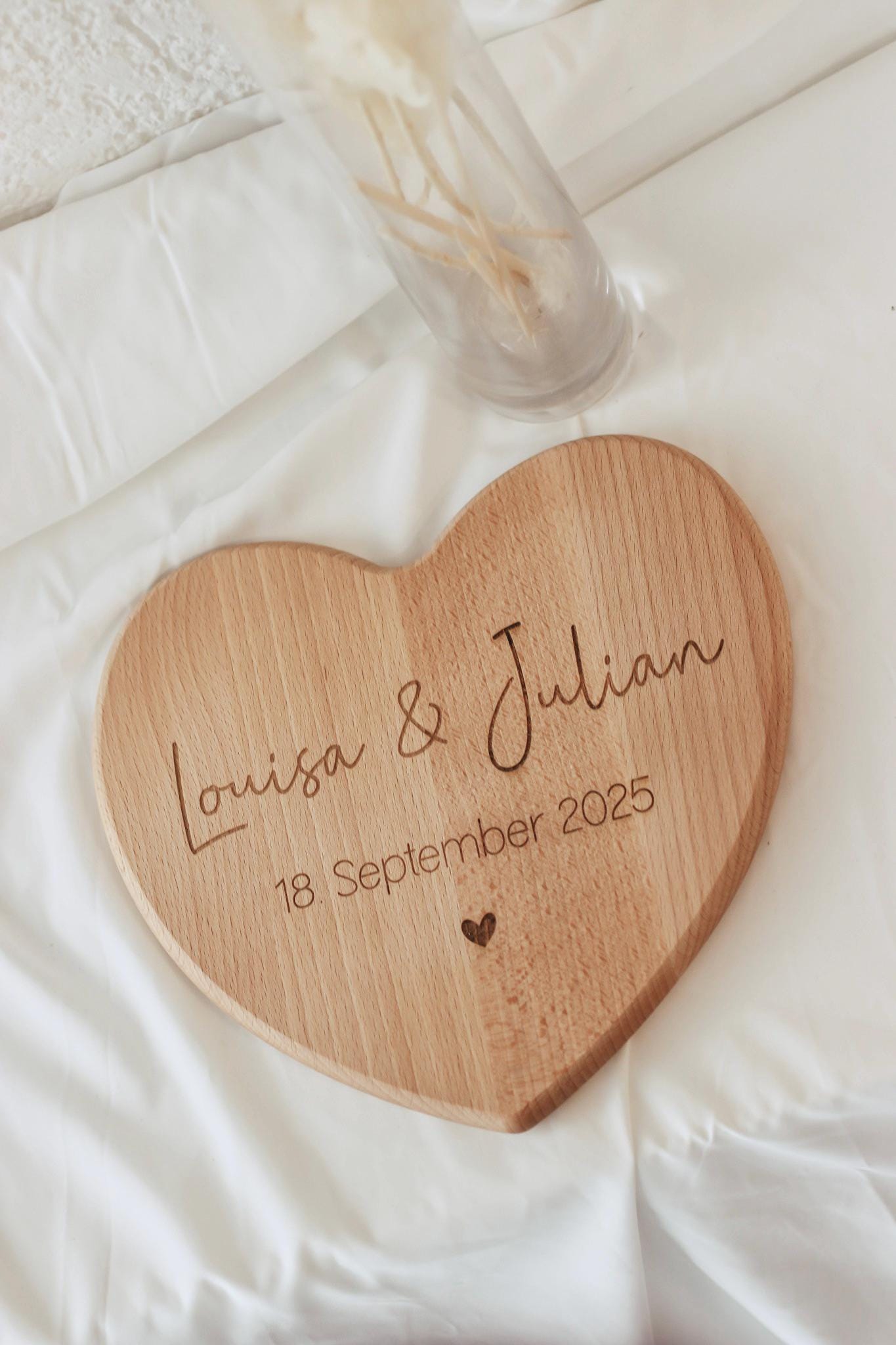 Personalisiertes Herzbrett aus Buchenholz – Hochzeitsgeschenk mit Gravur – Namen & Datum – Geschenk zur Hochzeit oder Jahrestag