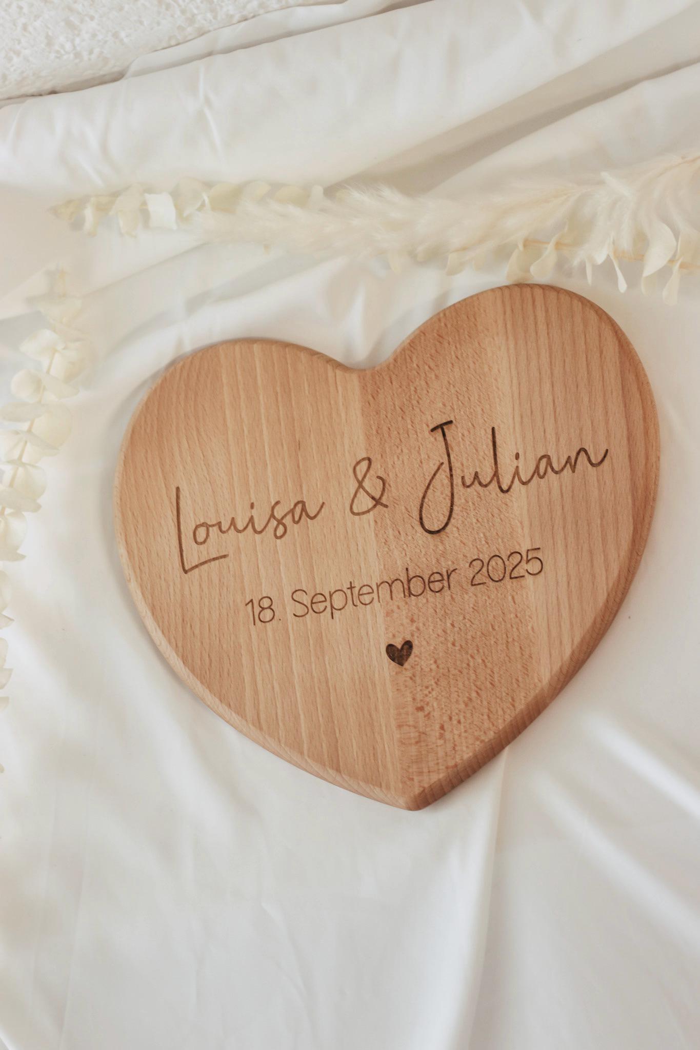 Personalisiertes Herzbrett aus Buchenholz – Hochzeitsgeschenk mit Gravur – Namen & Datum – Geschenk zur Hochzeit oder Jahrestag