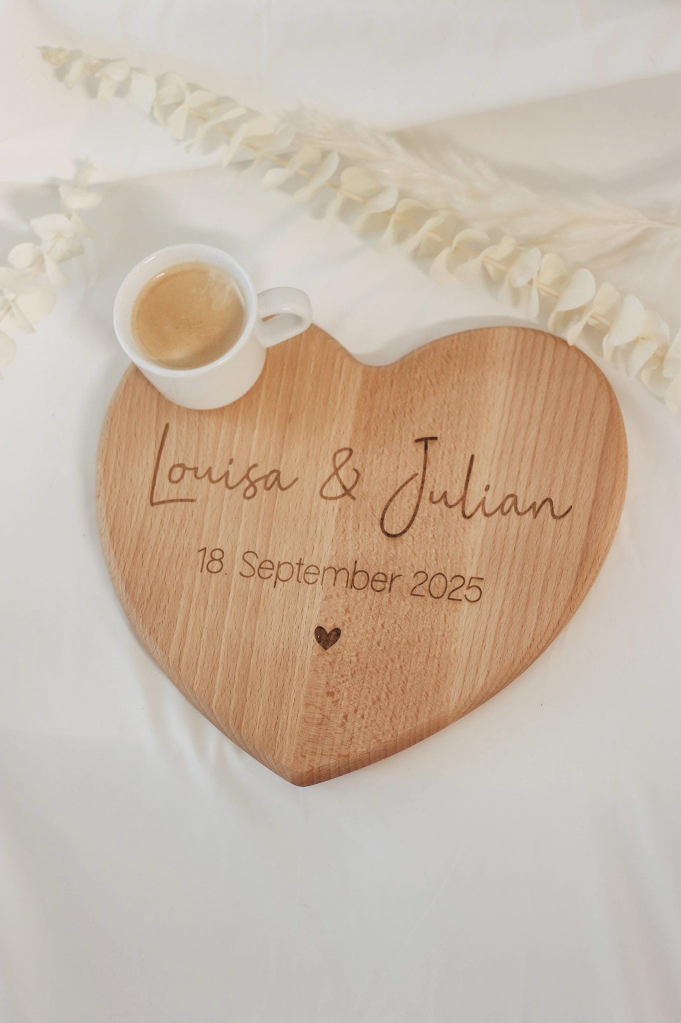 Personalisiertes Herzbrett aus Buchenholz – Hochzeitsgeschenk mit Gravur – Namen & Datum – Geschenk zur Hochzeit oder Jahrestag