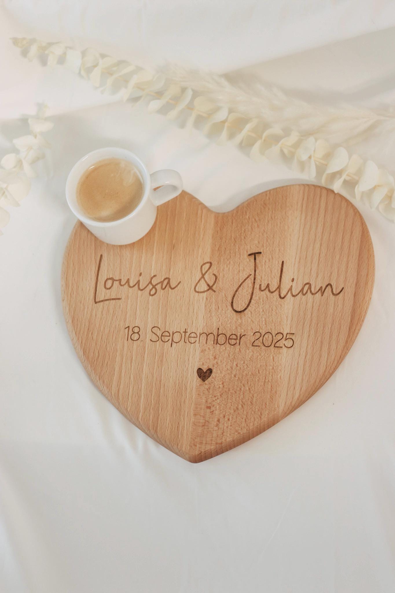 Personalisiertes Herzbrett aus Buchenholz – Hochzeitsgeschenk mit Gravur – Namen & Datum – Geschenk zur Hochzeit oder Jahrestag