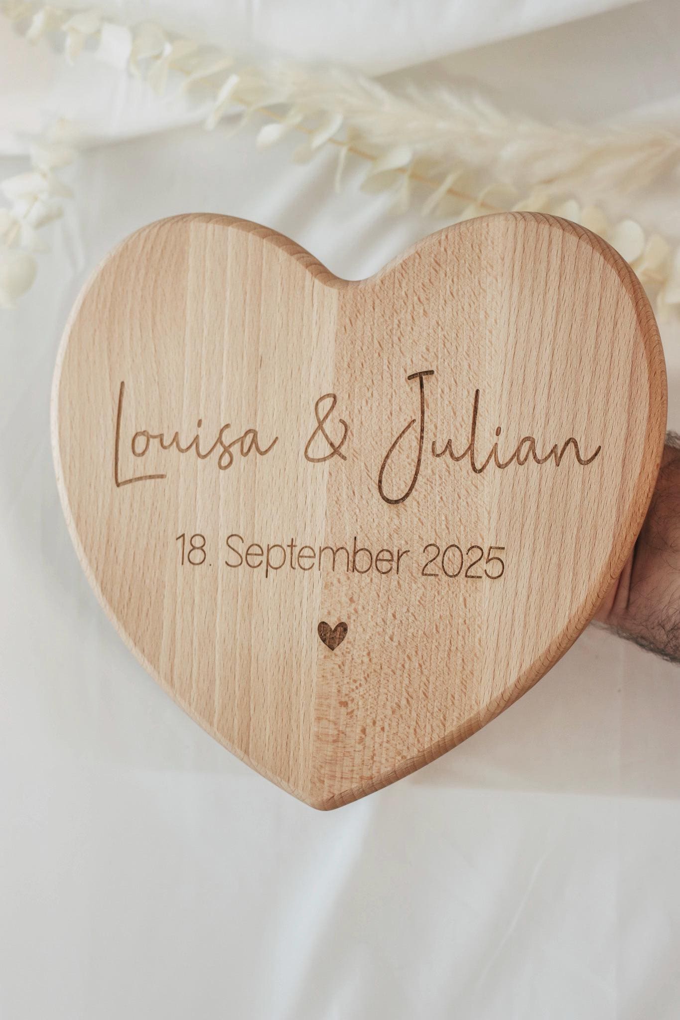 Personalisiertes Herzbrett aus Buchenholz – Hochzeitsgeschenk mit Gravur – Namen & Datum – Geschenk zur Hochzeit oder Jahrestag