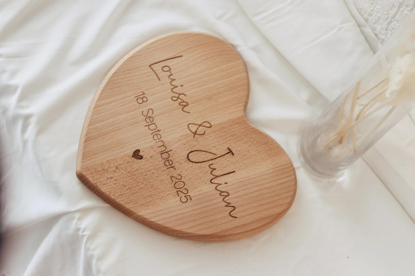 Personalisiertes Herzbrett aus Buchenholz – Hochzeitsgeschenk mit Gravur – Namen & Datum – Geschenk zur Hochzeit oder Jahrestag