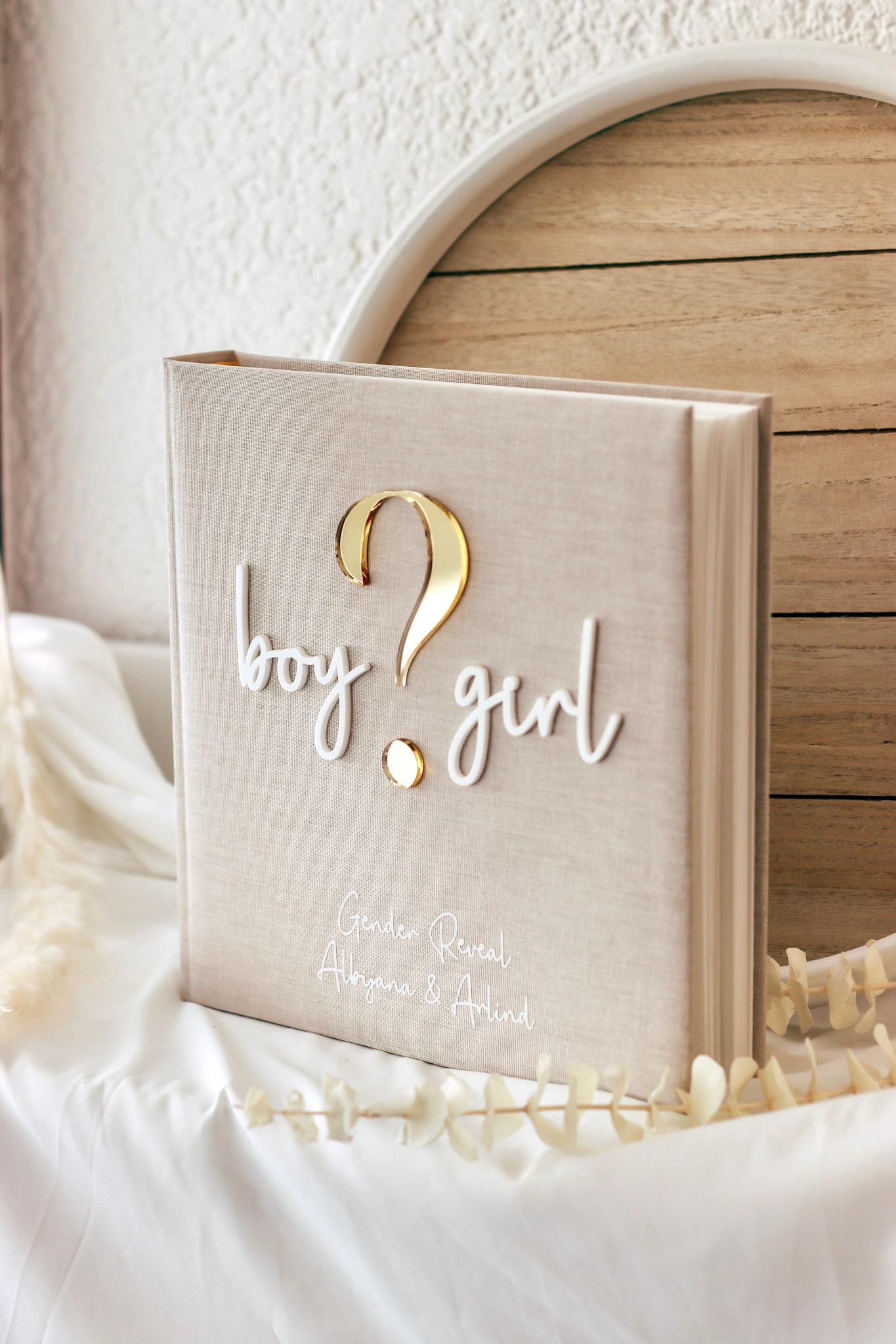 Gender Reveal Gästebuch/Fotoalbum personalisiert | Minimalistisches Fotoalbum mit Acryl Schriftzug | Leinen Beige | 60 Seiten