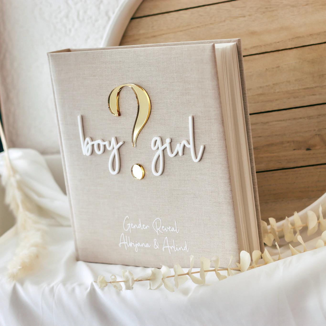 Gender Reveal Gästebuch/Fotoalbum personalisiert | Minimalistisches Fotoalbum mit Acryl Schriftzug | Leinen Beige | 60 Seiten