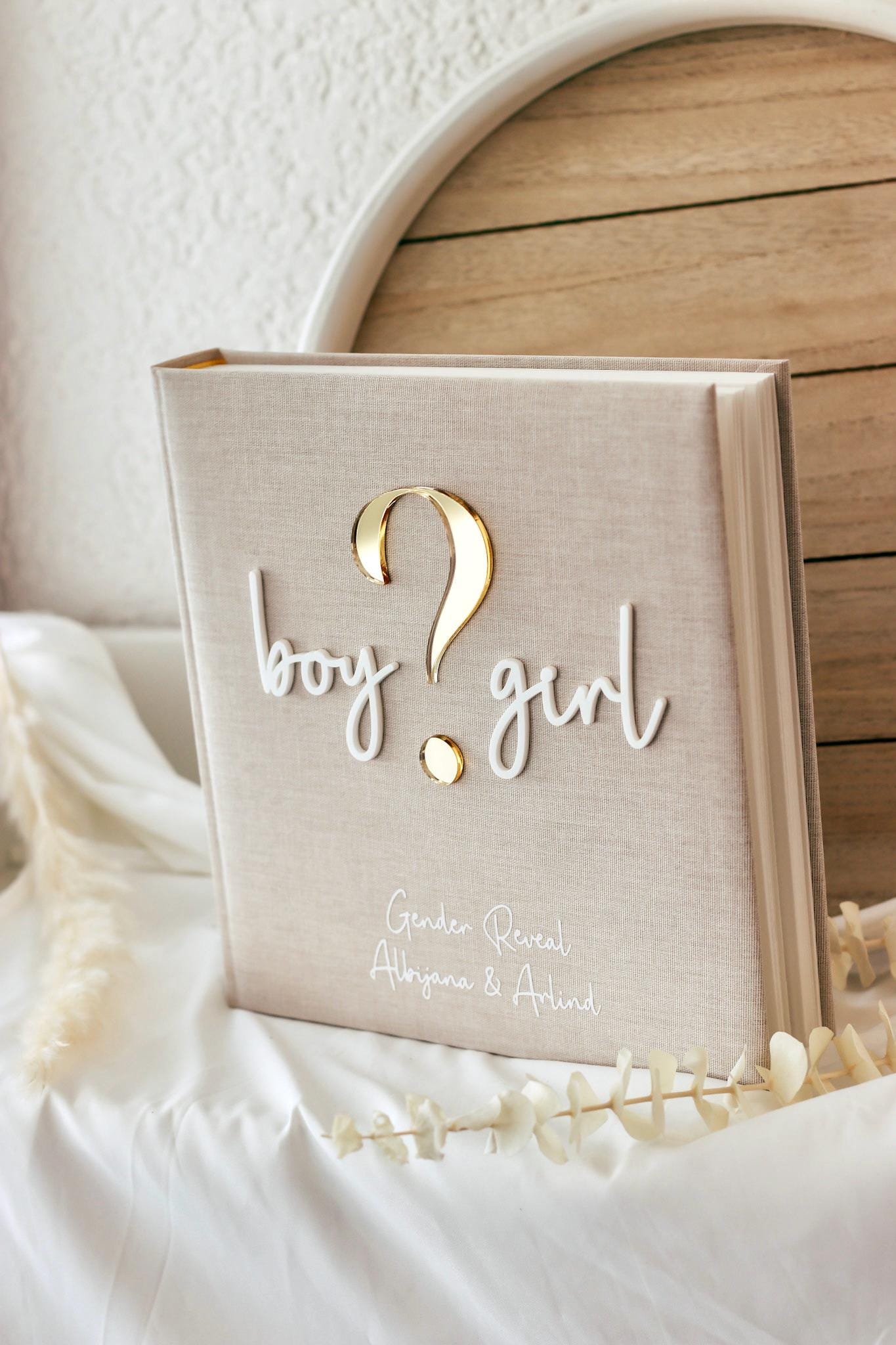 Gender Reveal Gästebuch/Fotoalbum personalisiert | Minimalistisches Fotoalbum mit Acryl Schriftzug | Leinen Beige | 60 Seiten