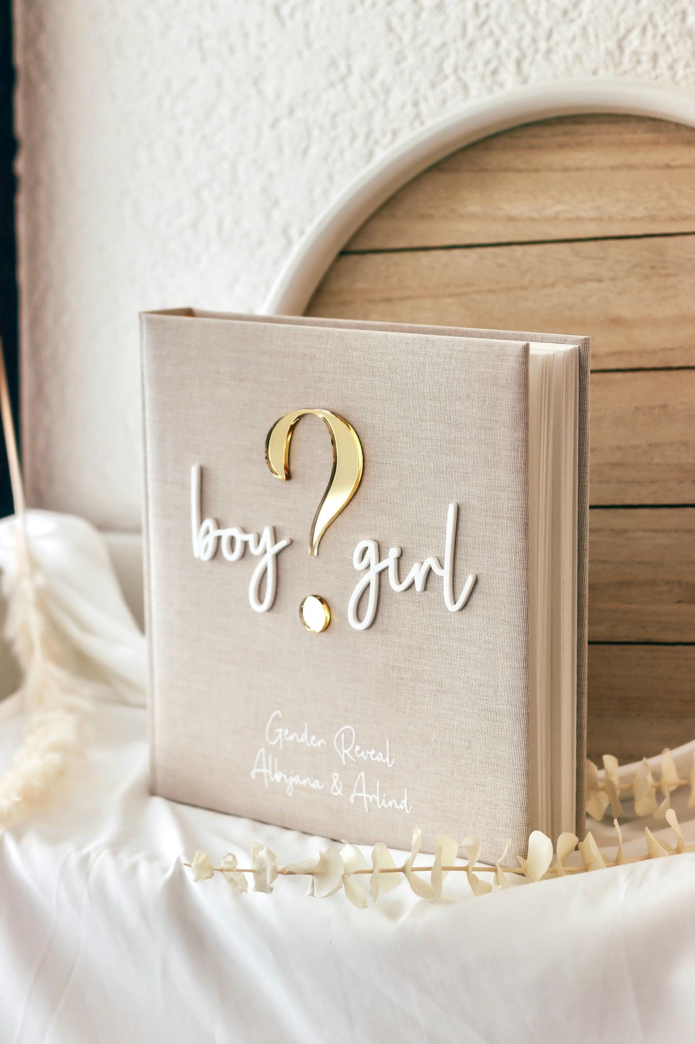 Gender Reveal Gästebuch/Fotoalbum personalisiert | Minimalistisches Fotoalbum mit Acryl Schriftzug | Leinen Beige | 60 Seiten