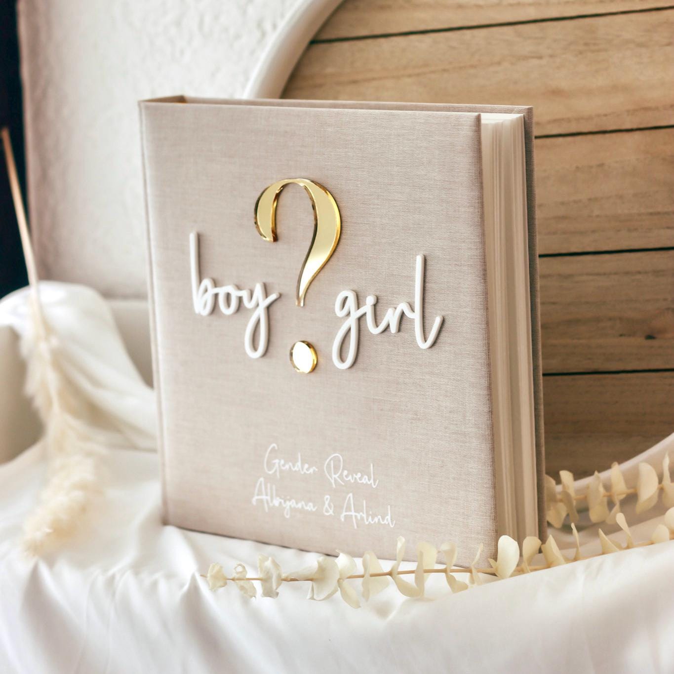 Gender Reveal Gästebuch/Fotoalbum personalisiert | Minimalistisches Fotoalbum mit Acryl Schriftzug | Leinen Beige | 60 Seiten