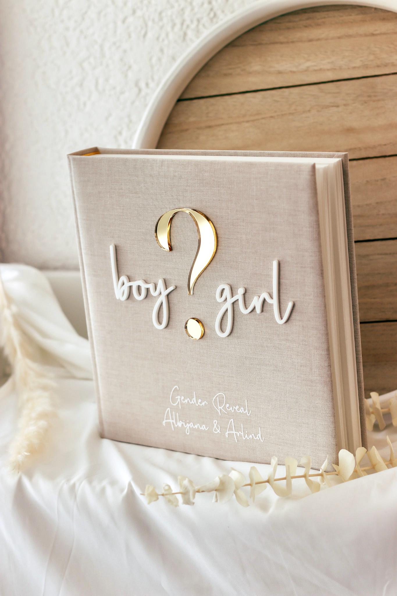 Gender Reveal Gästebuch/Fotoalbum personalisiert | Minimalistisches Fotoalbum mit Acryl Schriftzug | Leinen Beige | 60 Seiten