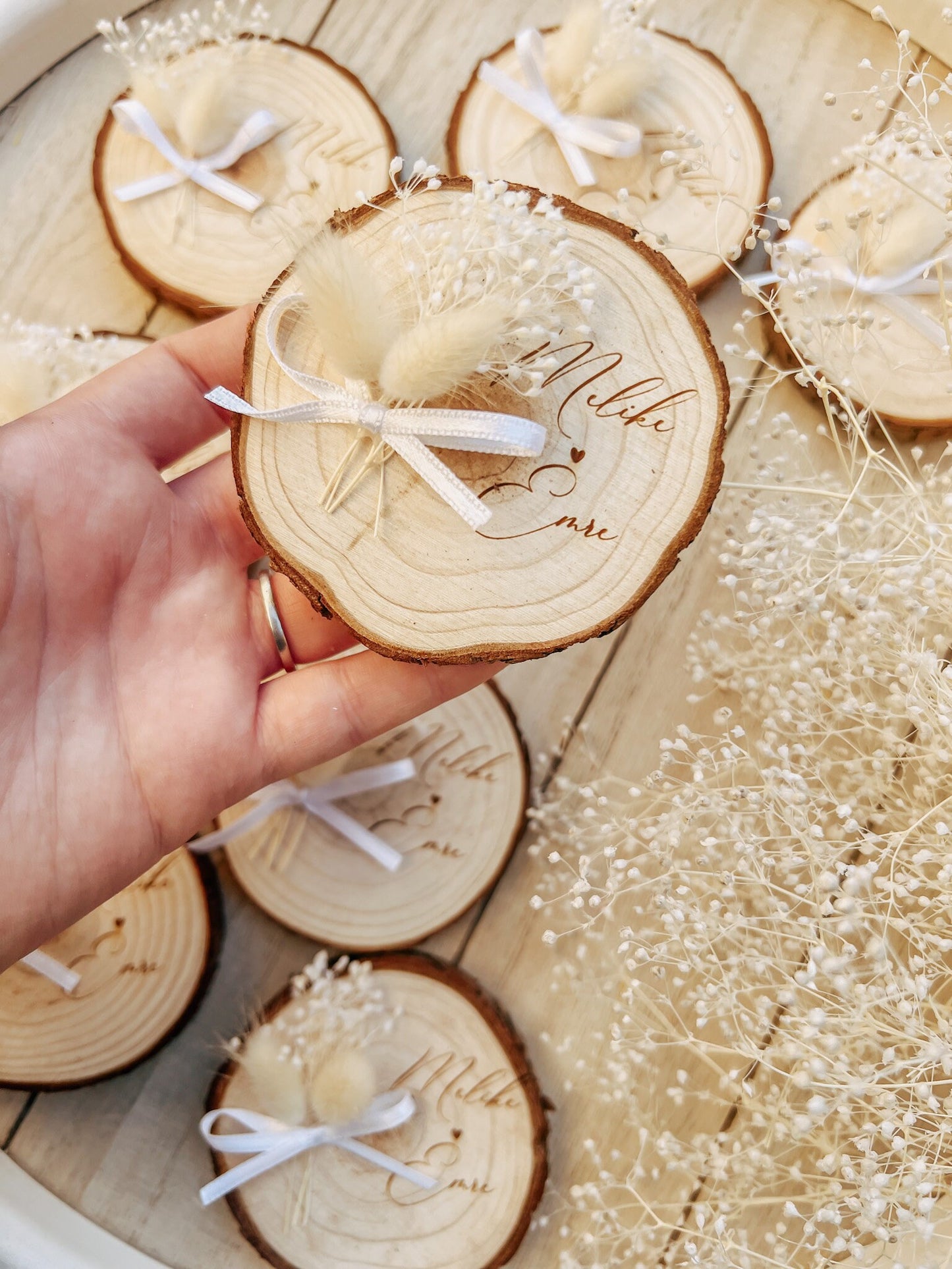 Gastgeschenk Hochzeit personalisiert, Gravierte Holzscheiben als Magnet, mit Trockenblumen & Schleife, Standesamt, Sözümüz Söz