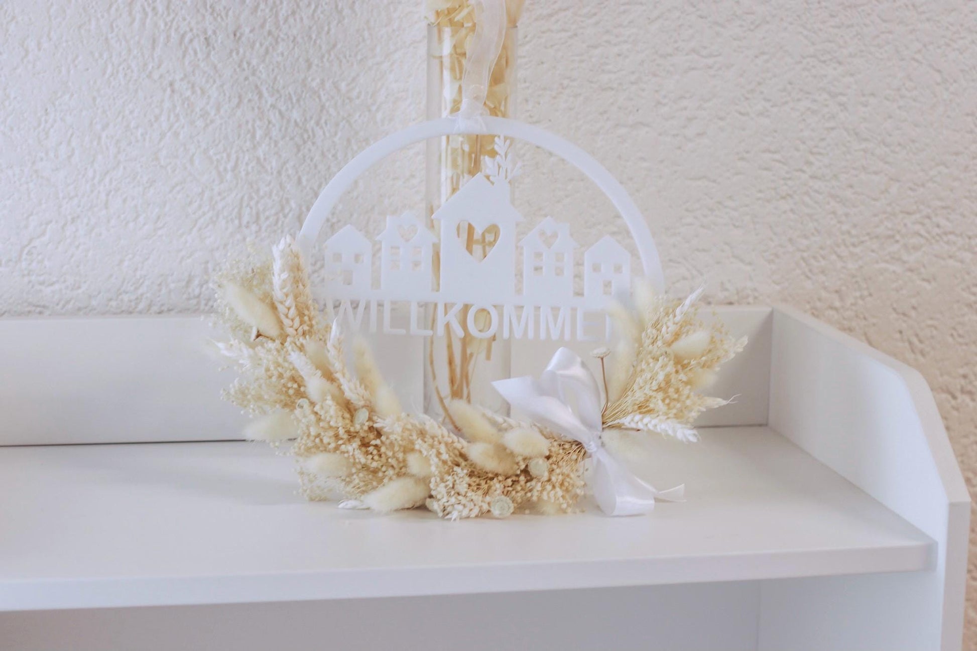 Personalisierter Türkranz mit Trockenblumen in Wunschfarbe - 25 cm - Willkommen - Hochzeitsgeschenk, Geburtstagsgeschenk, Einzugsgeschenk