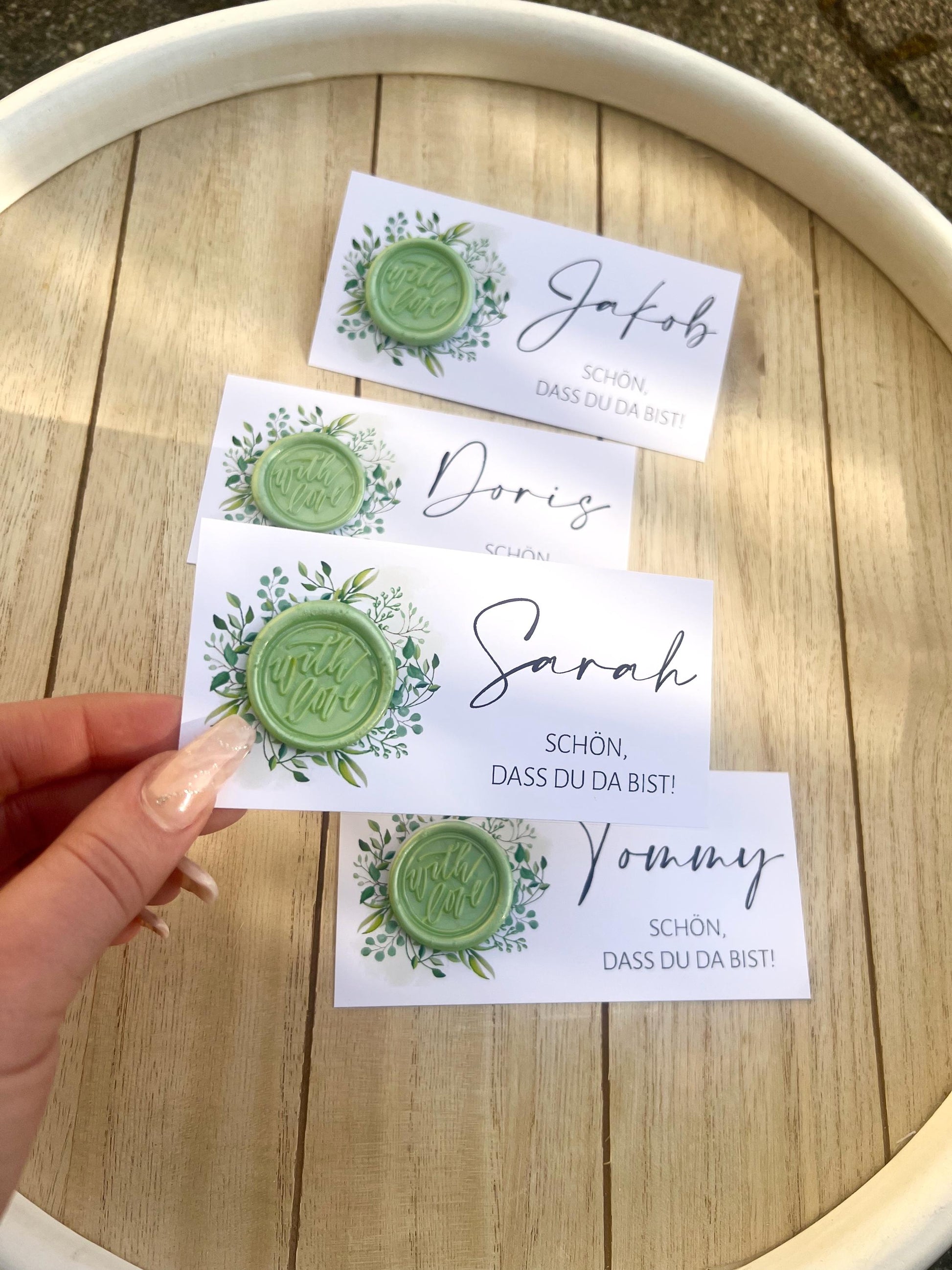 Platzkarte Hochzeit, Namenskarte, grün, verschiedene Siegel Muster, Personalisiert mit Gästenamen, Wachssiegel, Schön, dass du da bist