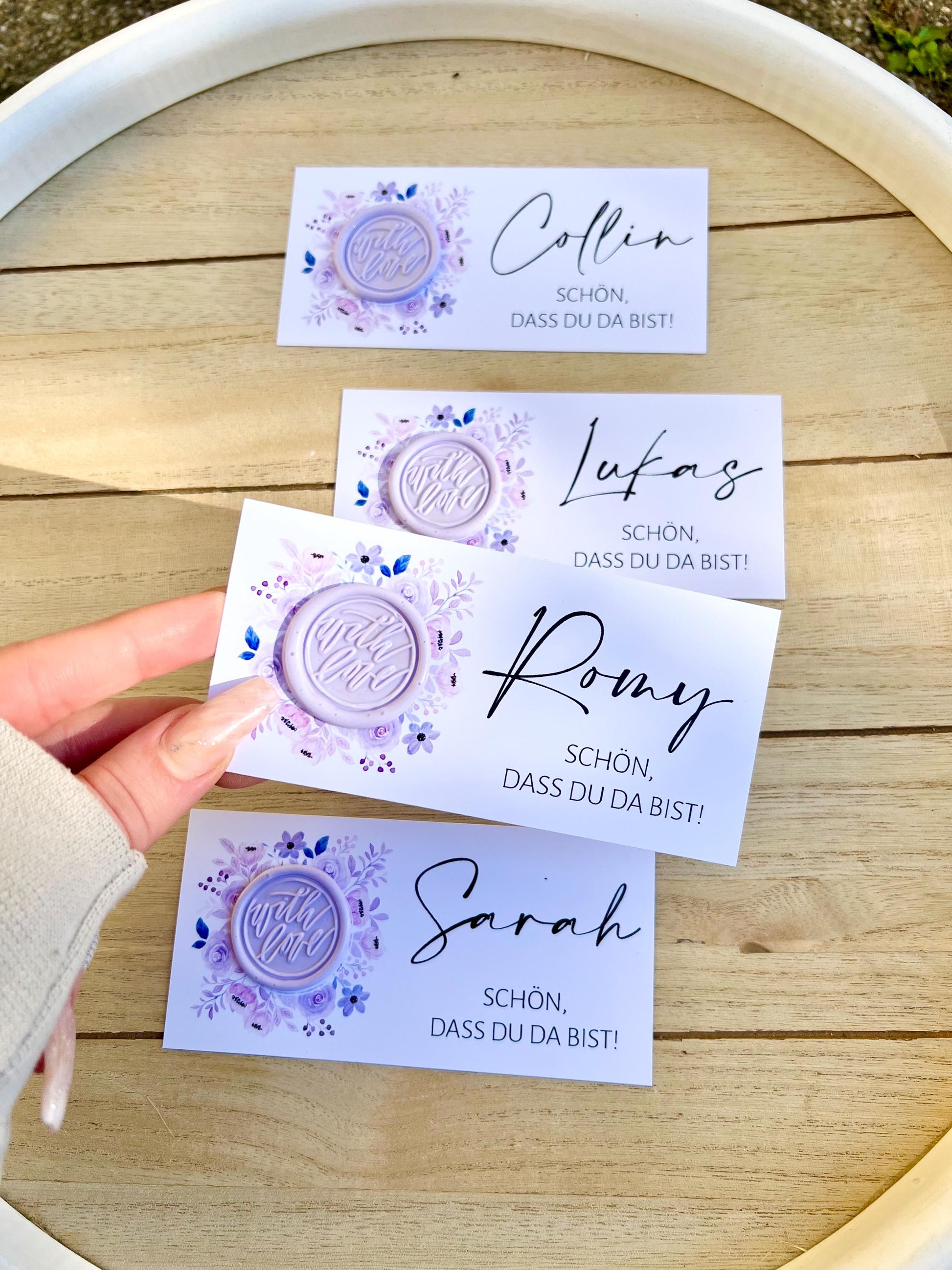 Platzkarte Hochzeit, Namenskarte, lila, verschiedene Siegel Muster, Personalisiert mit Gästenamen, Wachssiegel, Schön, dass du da bist